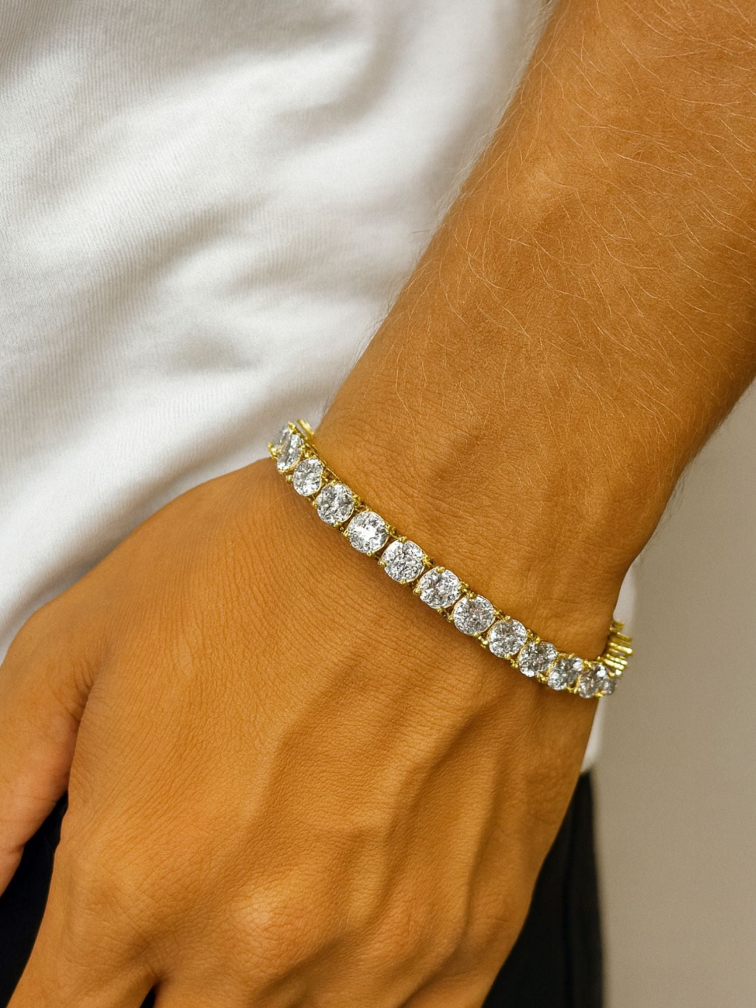 Een gouden tennis armband