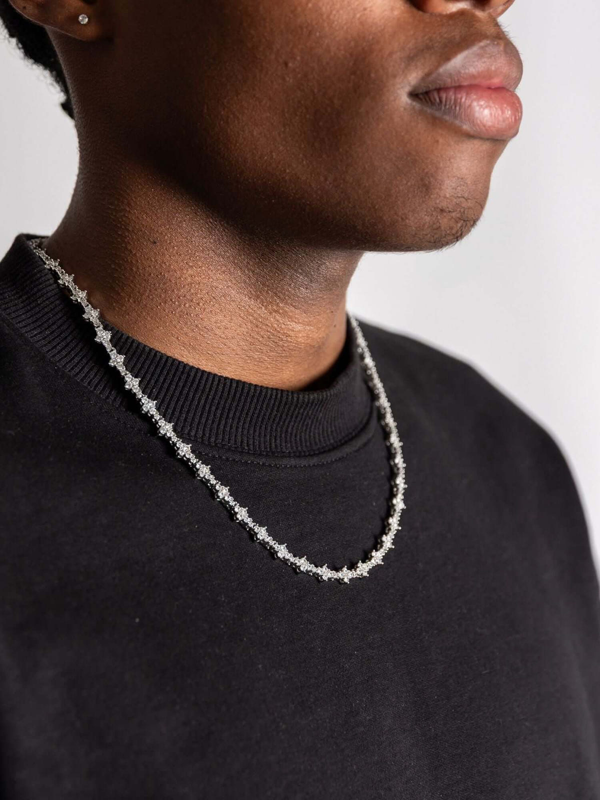 Cadena Iced Out Honeycomb (7MM) de oro blanco, con diseño de panal y piedras VVS CZ, llevada al cuello