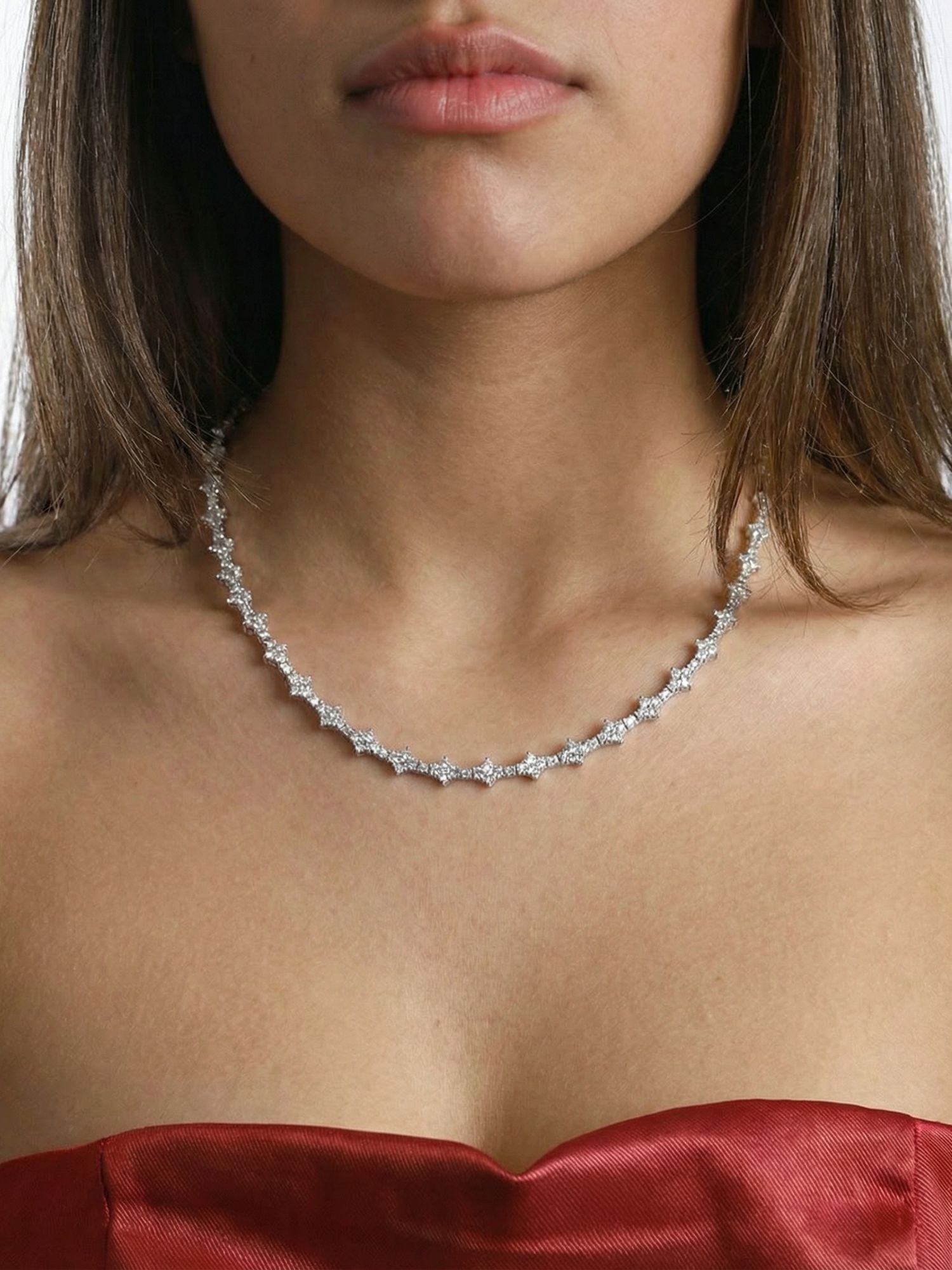 Honeycomb Ketting Iced Out (7MM) witgoud iced out ketting met VVS CZ stenen en honingraatdesign gedragen om de hals