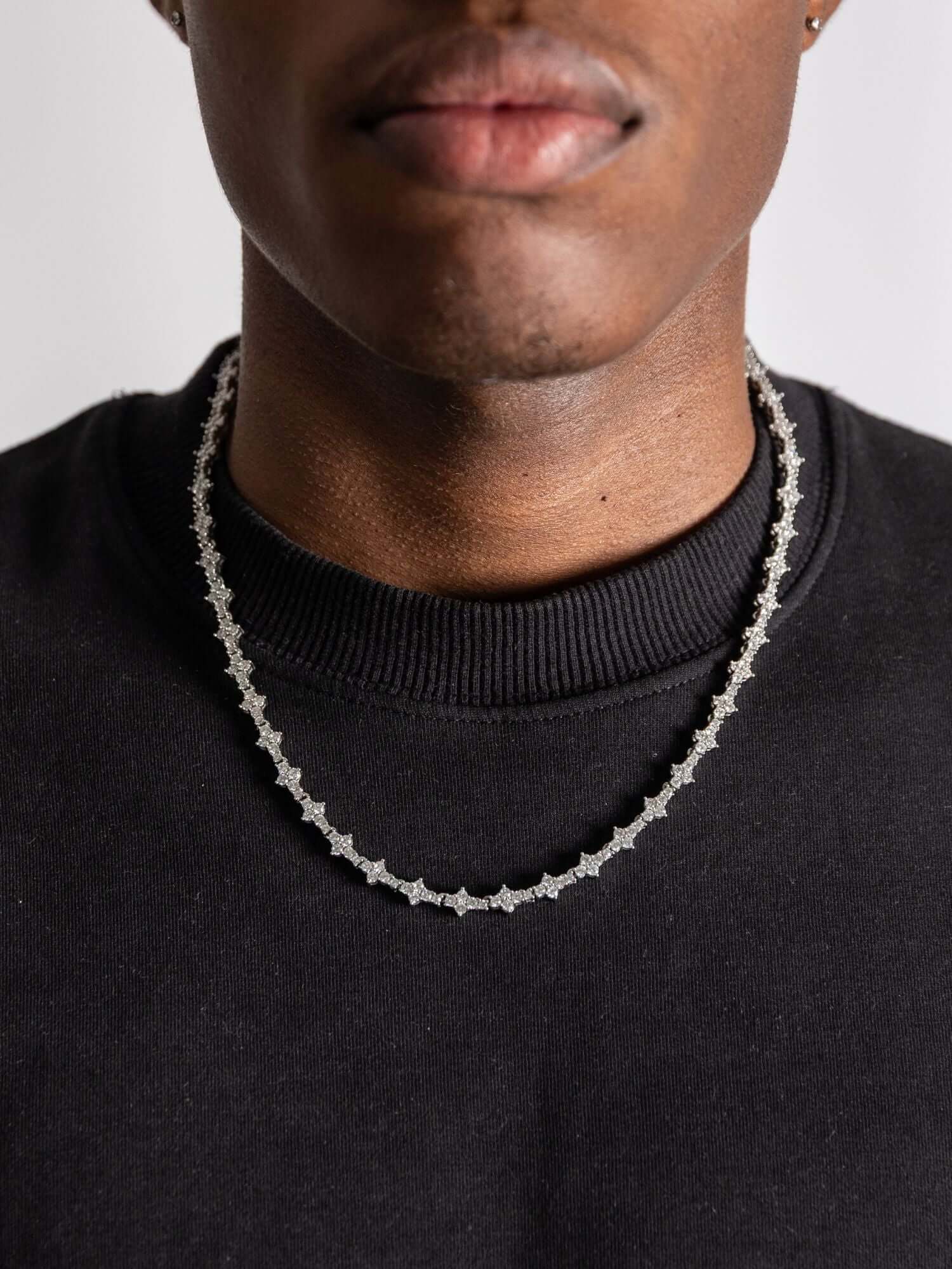 HONEYCOMB ketting 7MM ICED OUT wit goud, elegant sieraad met sprankelende steentjes en honingraatstructuur.