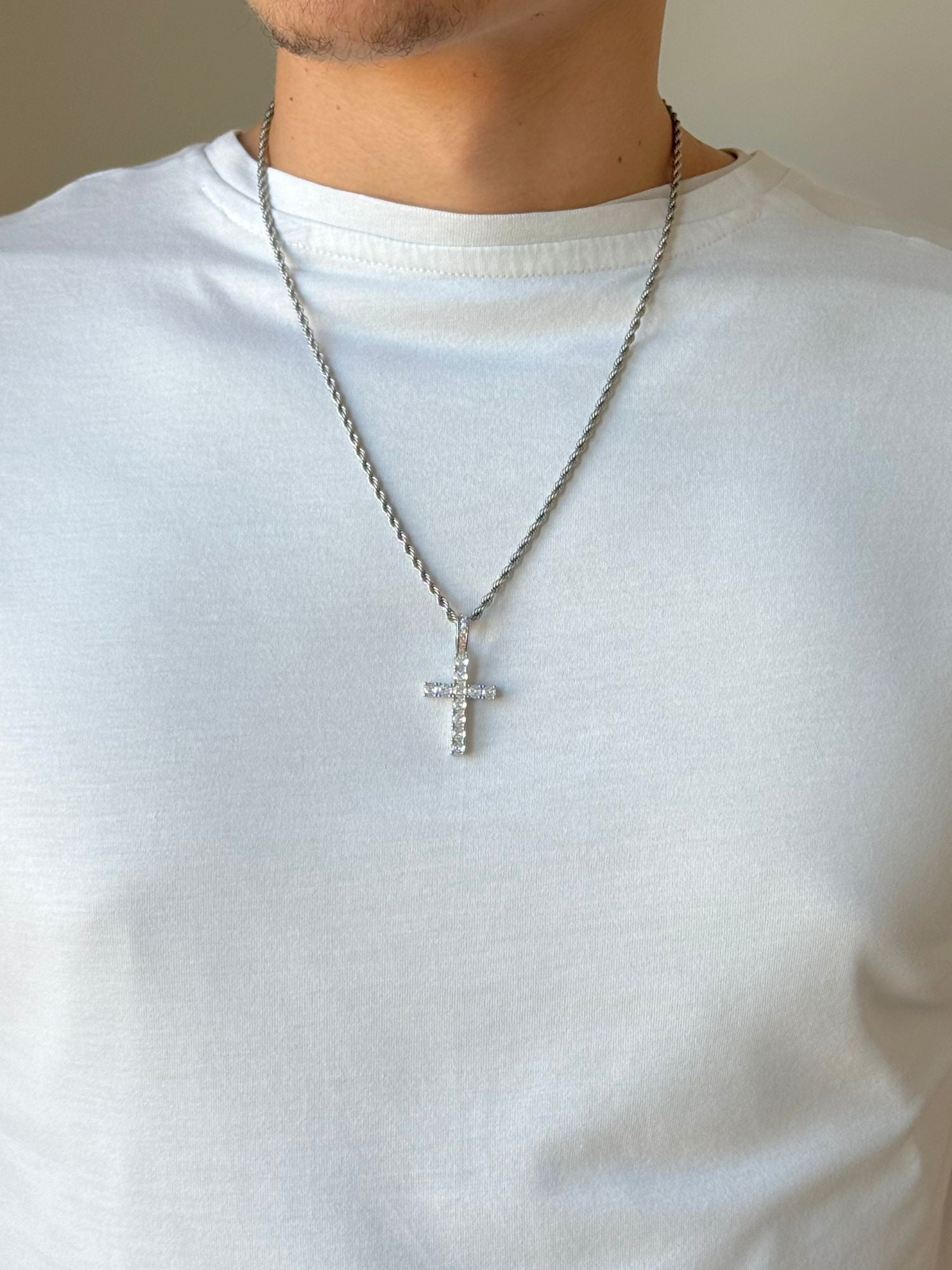 Man met een Iced Out zilveren kruis hager