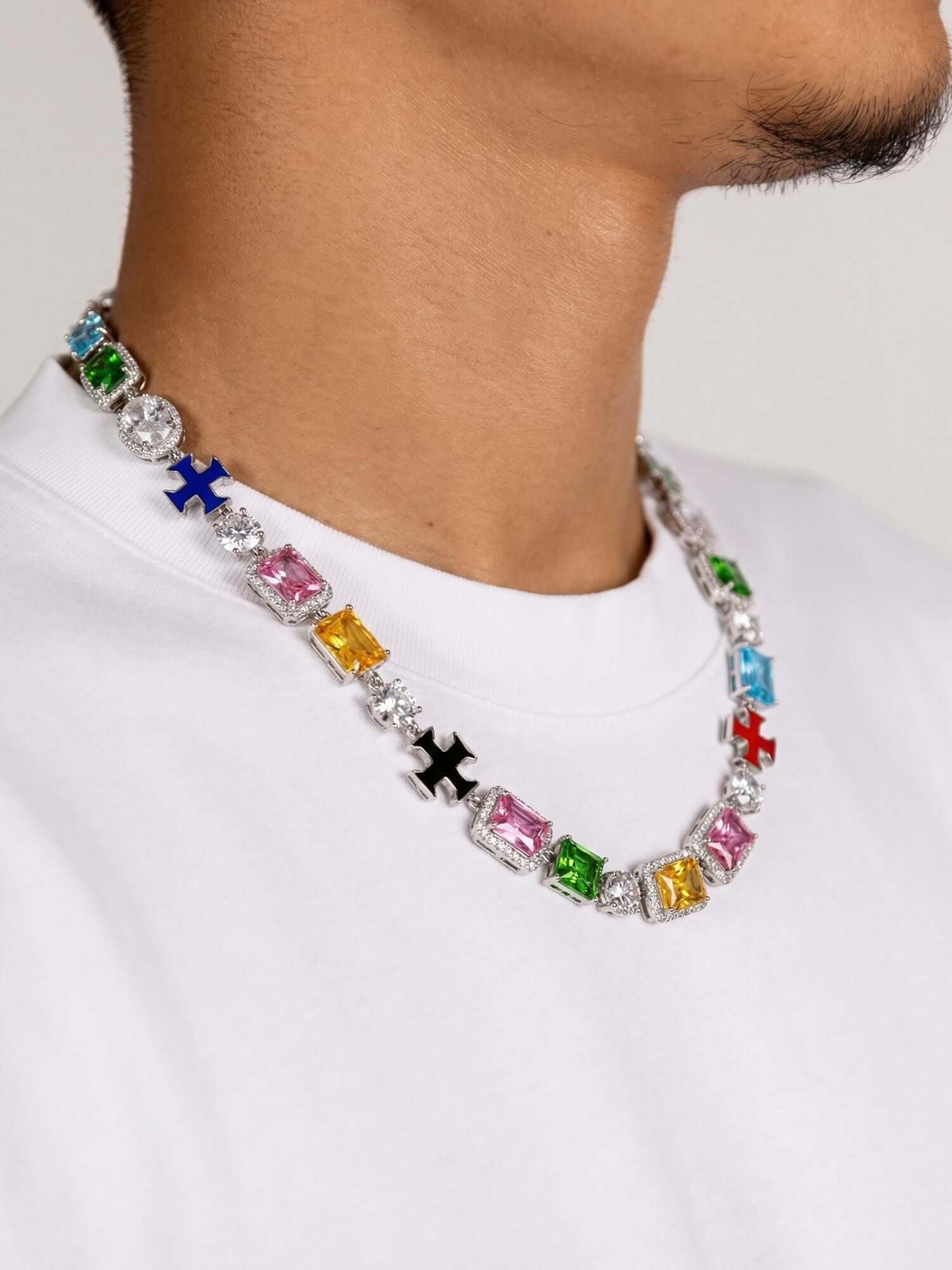 Kruis en edelstenen ketting ICED OUT witgoud met gekleurde edelstenen en luxe uitstraling.
