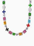 Collar de cruz iced out plateado con piedras VVS CZ transparentes y de colores, detalles elegantes.