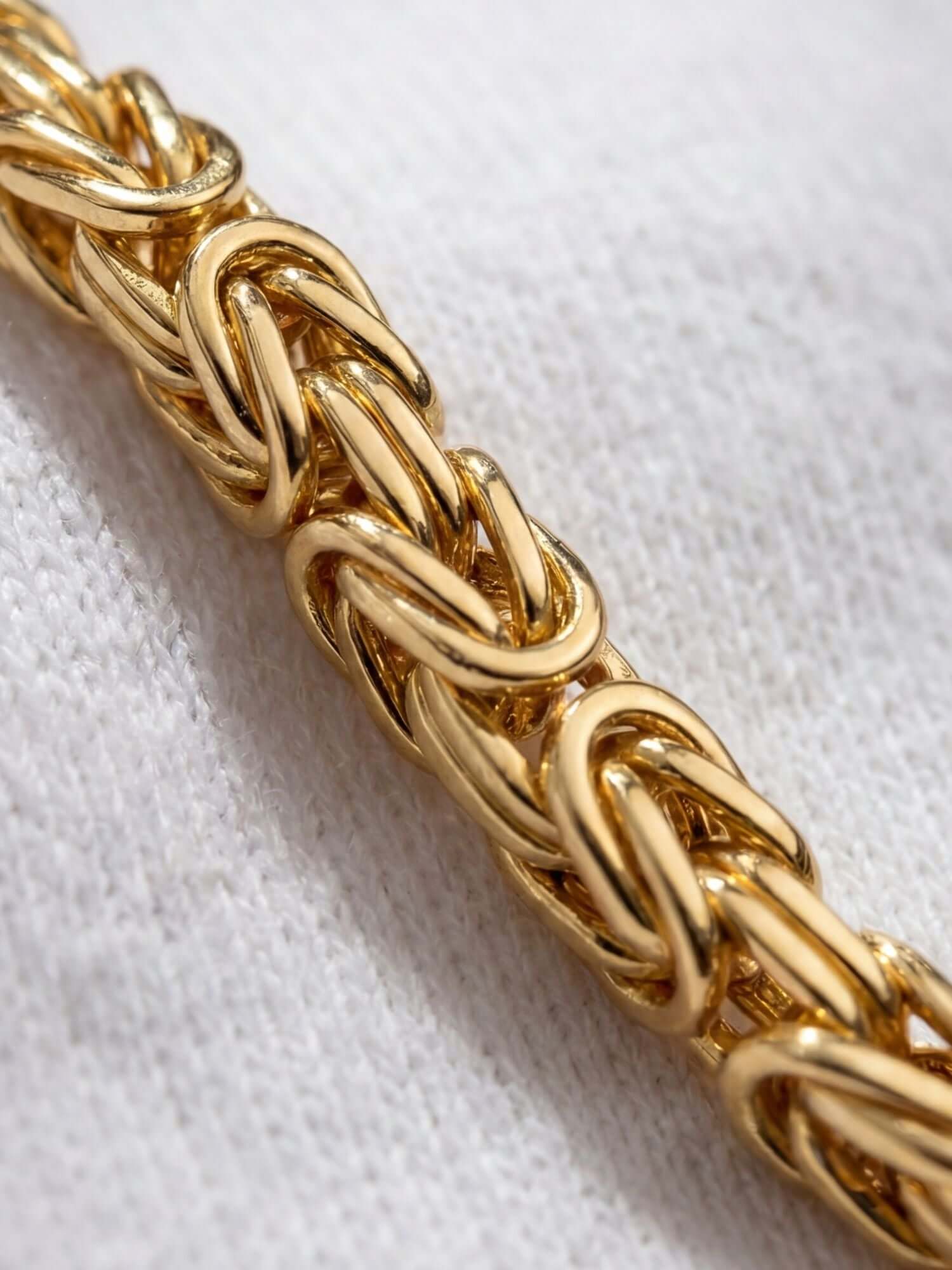 18K Gold-Plated King's Chain (2.5mm) close-up of a king link chain with a luxurious gold shine