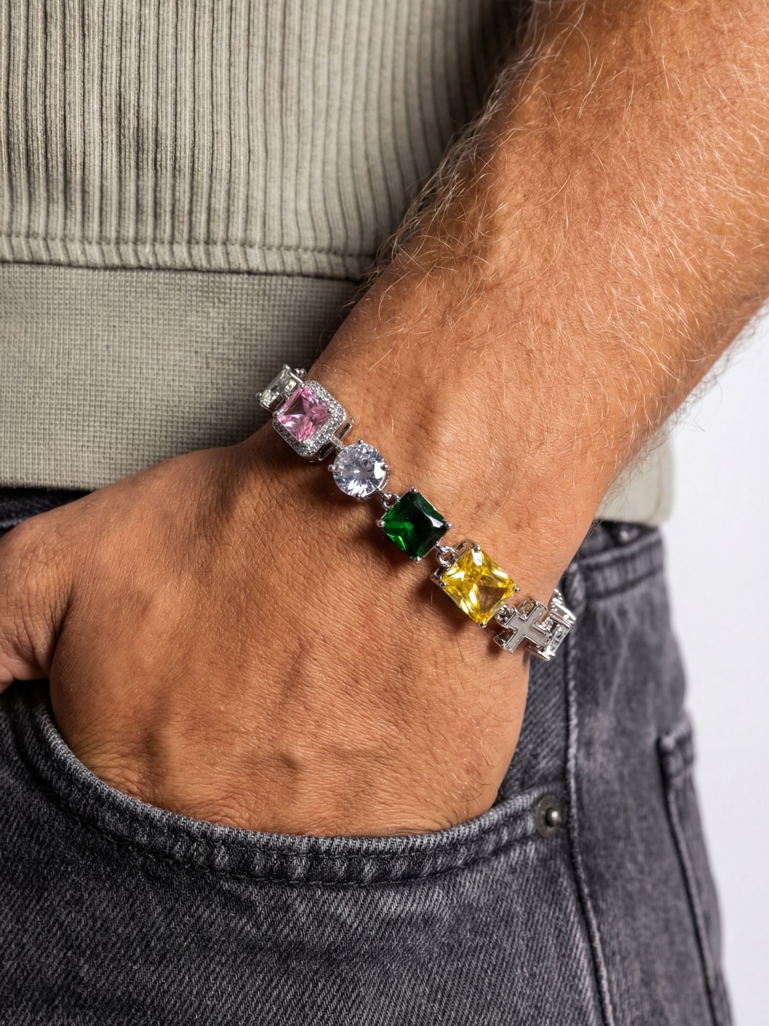 Kruis en Edelstenen ICED OUT Witgoud Armband op hand met kleurrijke gesimuleerde stenen