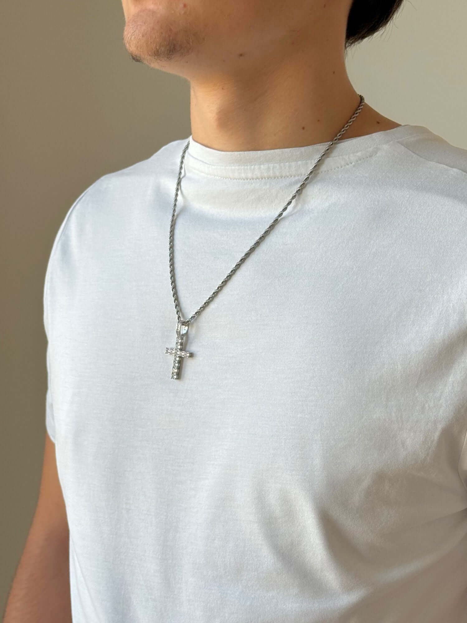 Diamanten kruis hanger op persoon