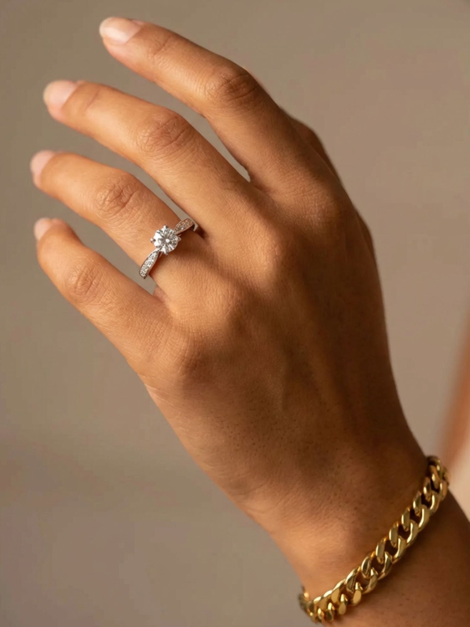 MOISSANITE Steen Ring Witgoud 5MM op hand met gouden armband, stijlvolle sieraden voor elke gelegenheid.