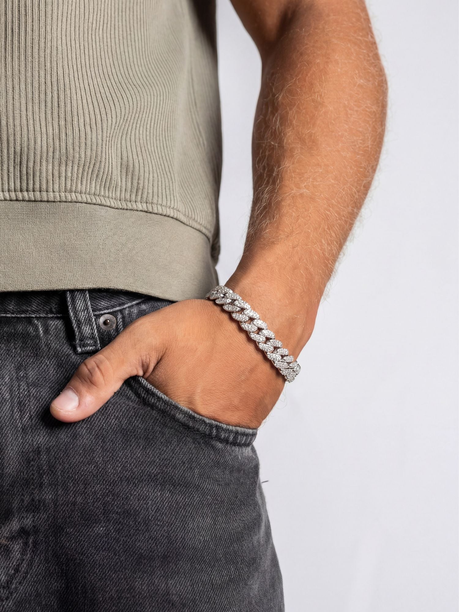 Cuban link armband zilver ICED OUT 10MM, gedragen door model met groen shirt