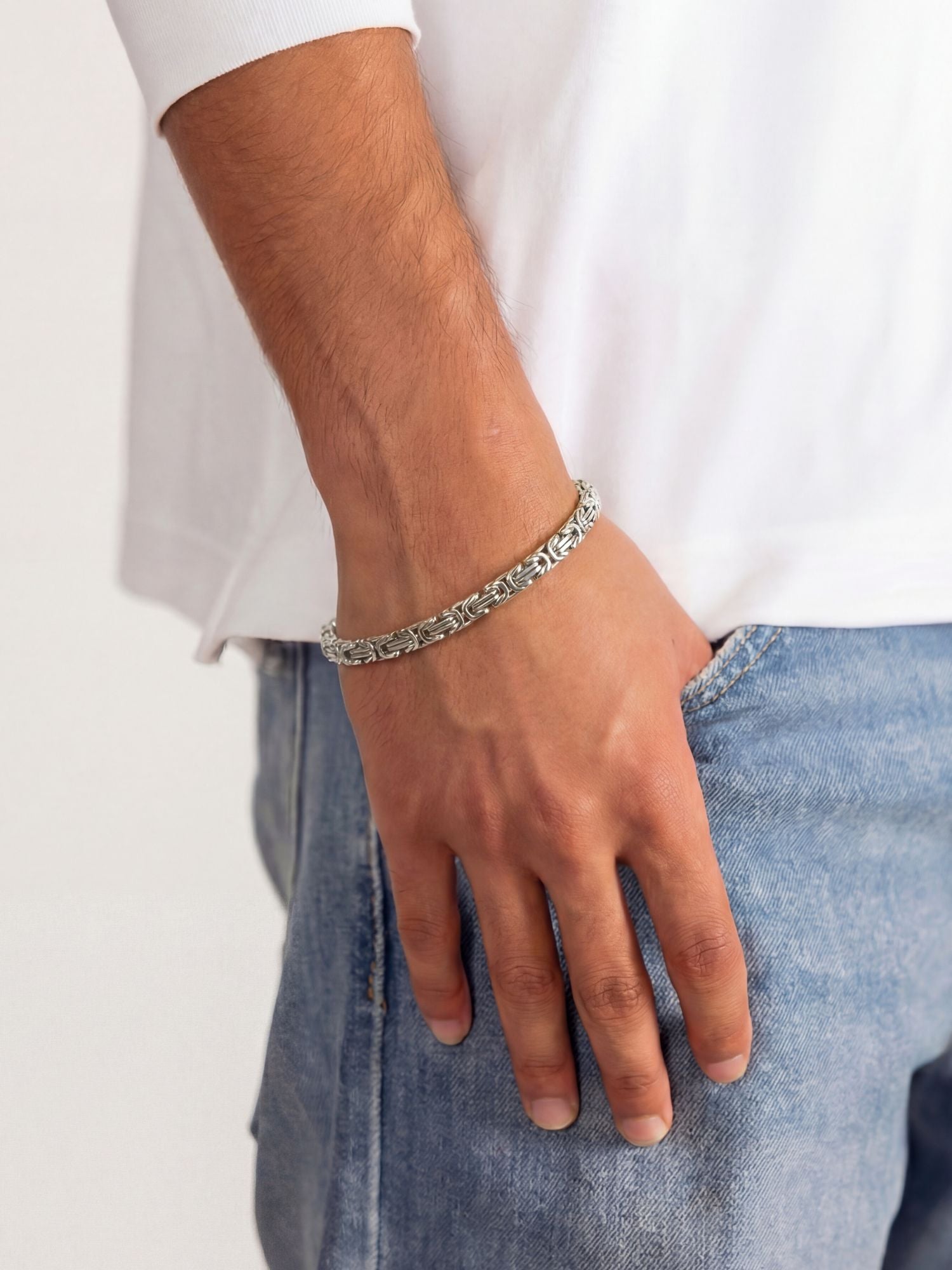 Konings schakel armband zilver 5MM van Carpe Ice, model met wit shirt