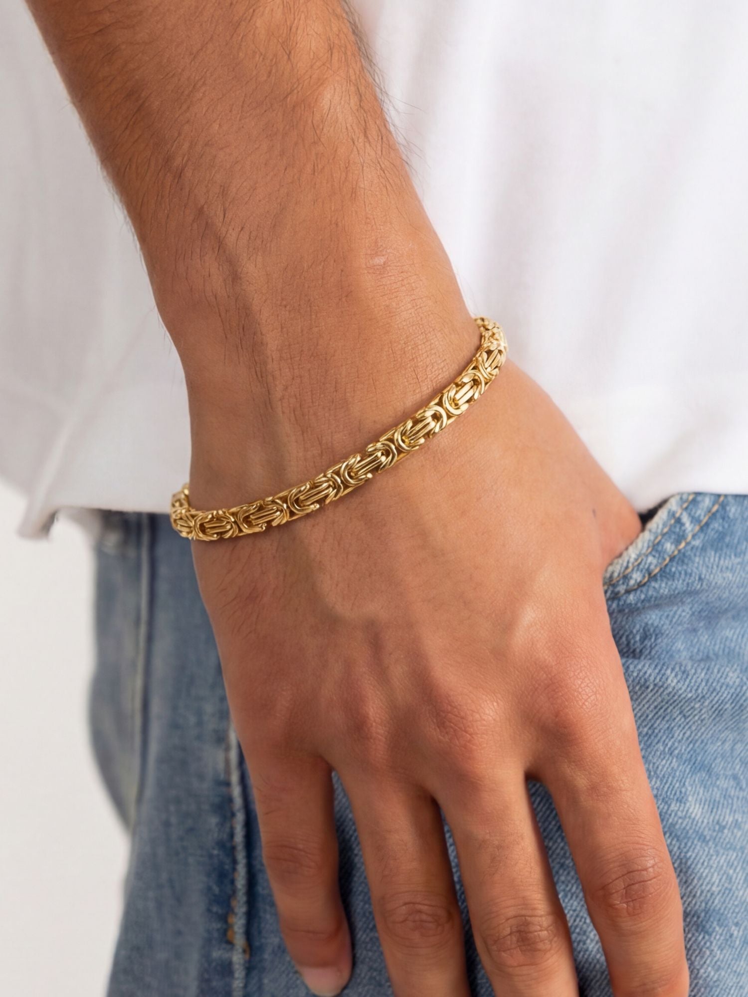 Konings Armband 5MM op model met wit shirt close up