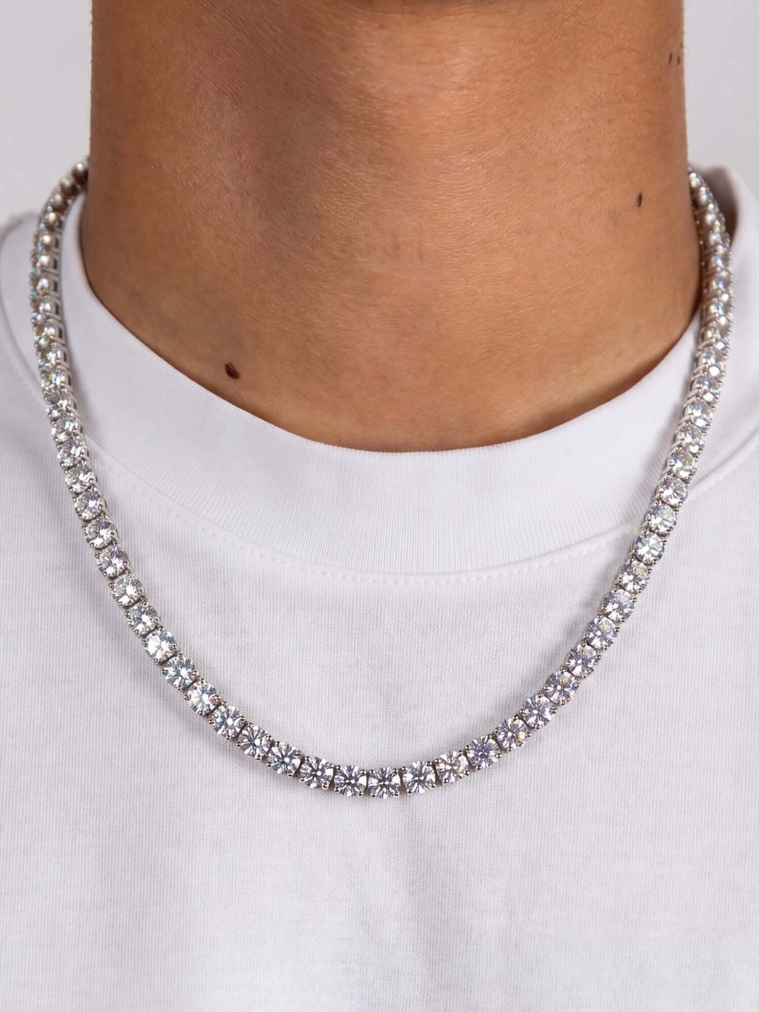 Moissanite Tennis Ketting (5mm) 925 Zilver gedragen door een persoon met een witte T-shirt.