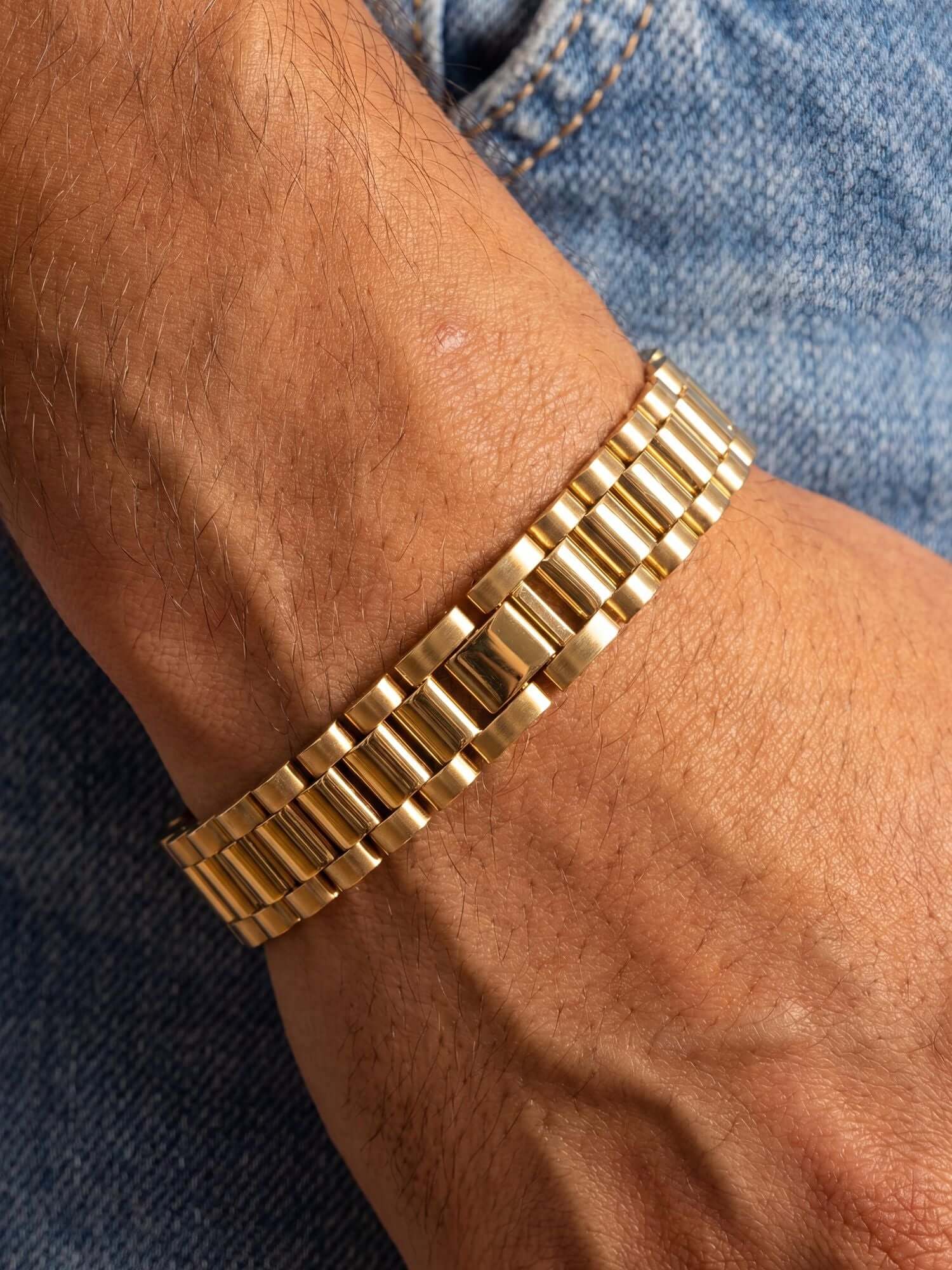 Rolex Armband Goud RVS (10mm) op pols met luxe schakelontwerp en glanzende afwerking.