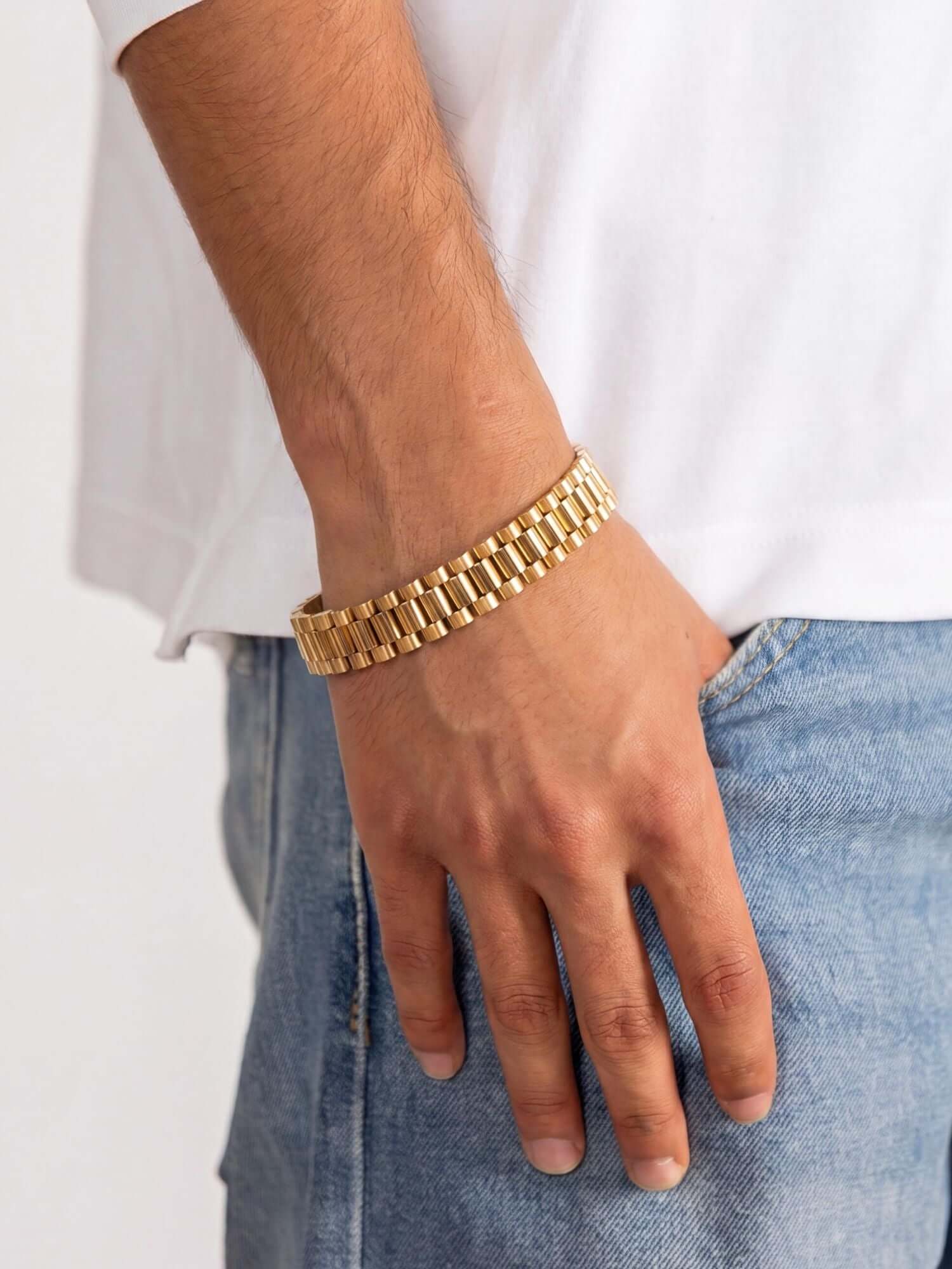 Rolex Armband Goud RVS (10mm) om de pols van een man in een stijlvolle outfit met denim.