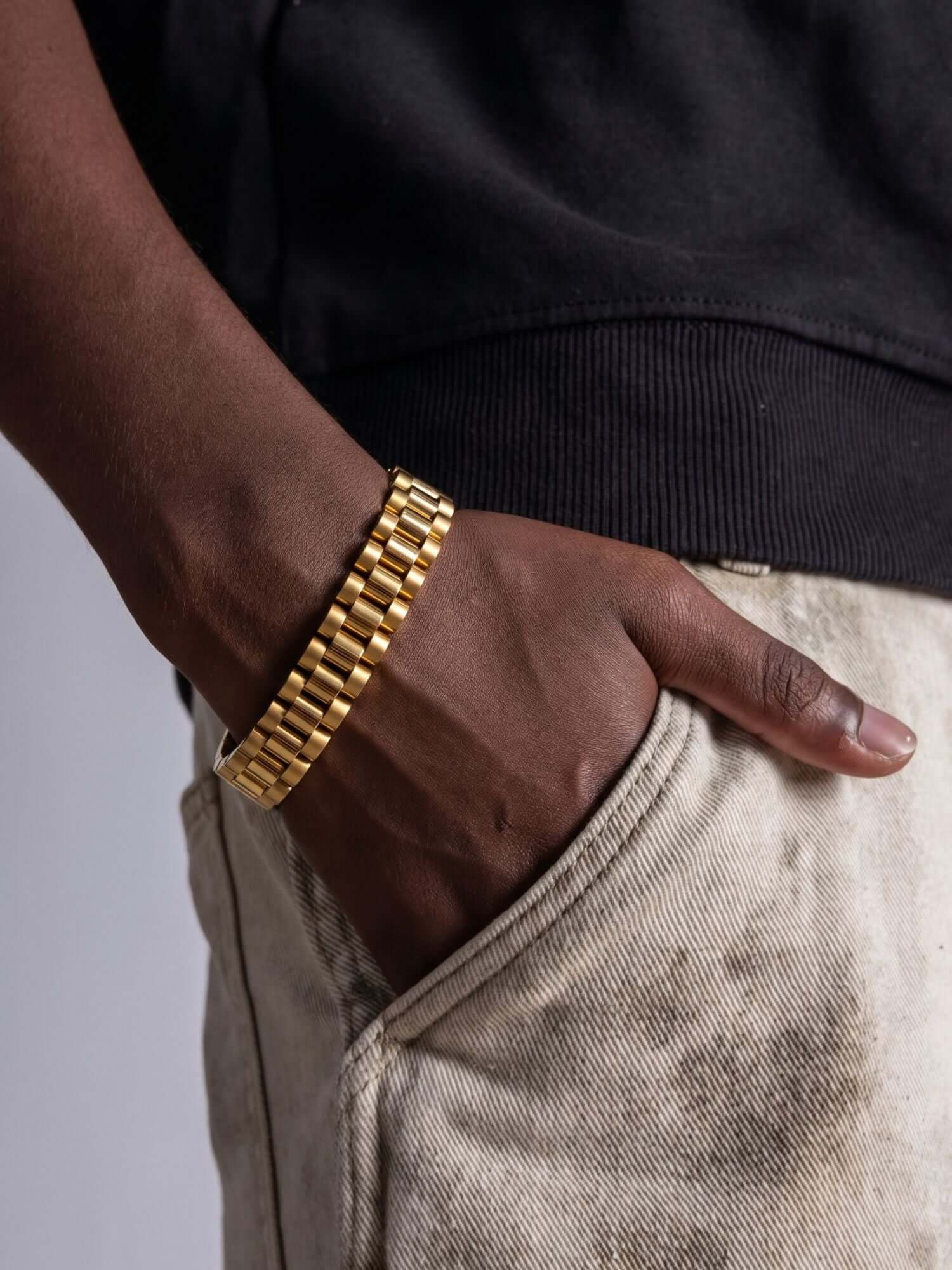 Rolex Armband Goud RVS (10mm) gedragen om een hand met luxe uitstraling en iconisch schakeldesign.
