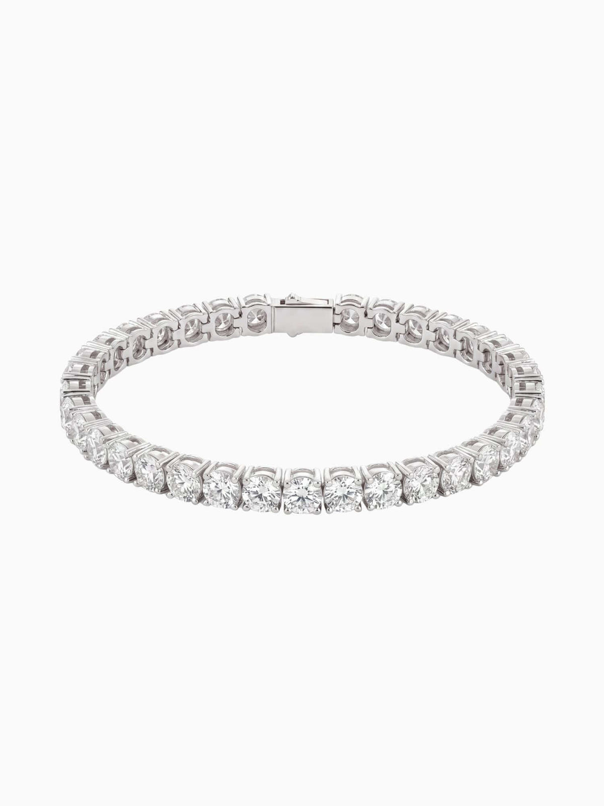 Zilverkleurige tennis armband met een rij VVS CZ stenen en een box clasp sluiting.