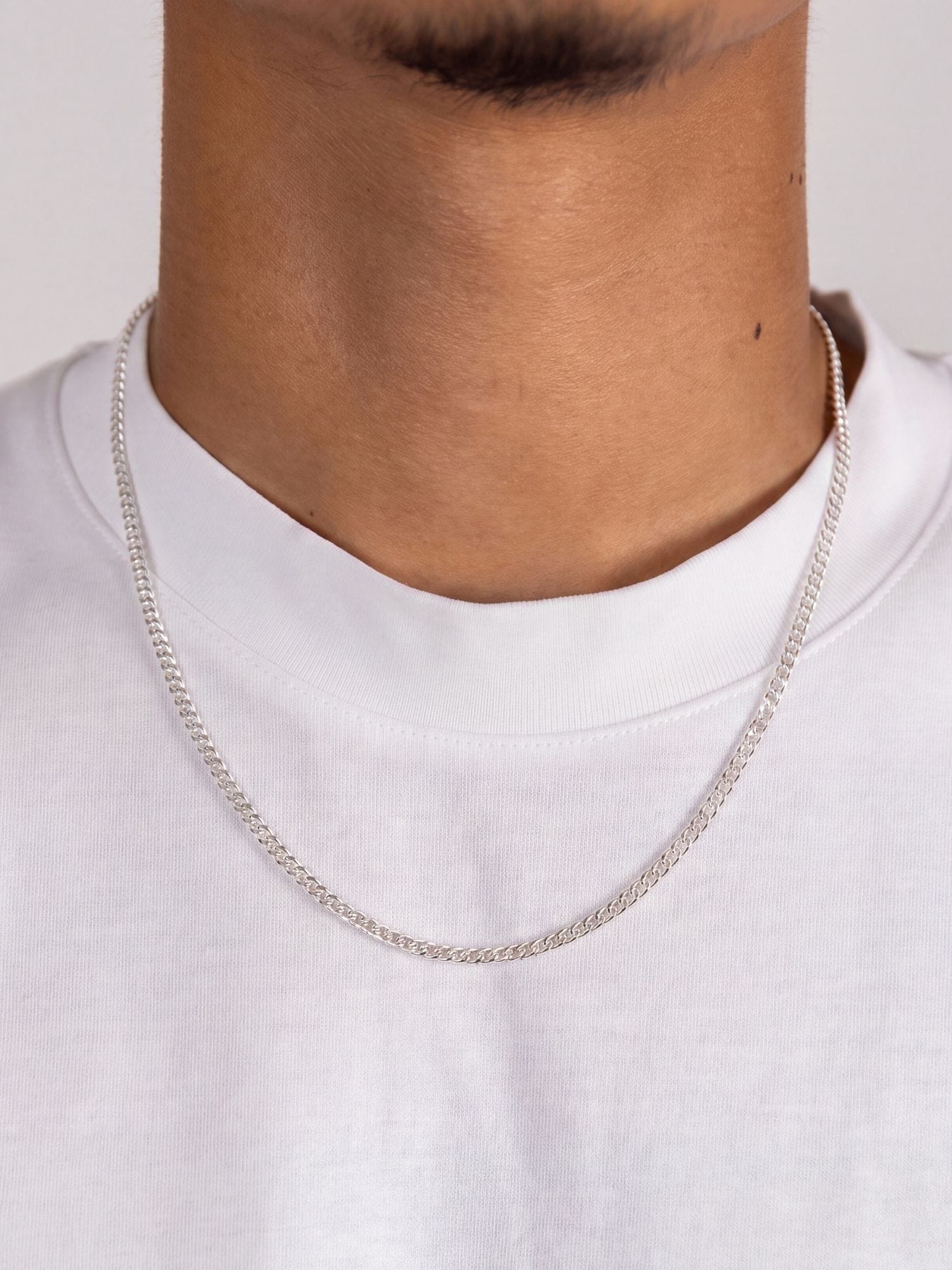 Cuban Ketting 925 Sterling Zilver 2MM gedragen door een man in wit T-shirt, elegante uitstraling.