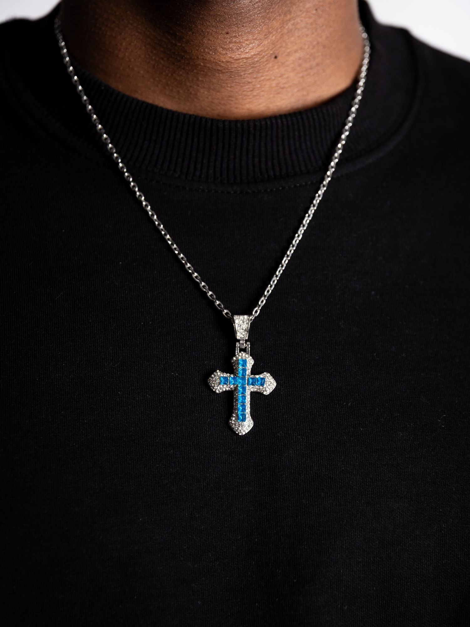 Blauwe Kruis Hanger ICED OUT Zilver
