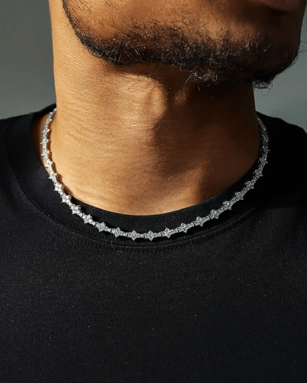 ICED OUT Honeycomb ketting 7MM in wit goud, met sprankelende steentjes voor een elegante look.