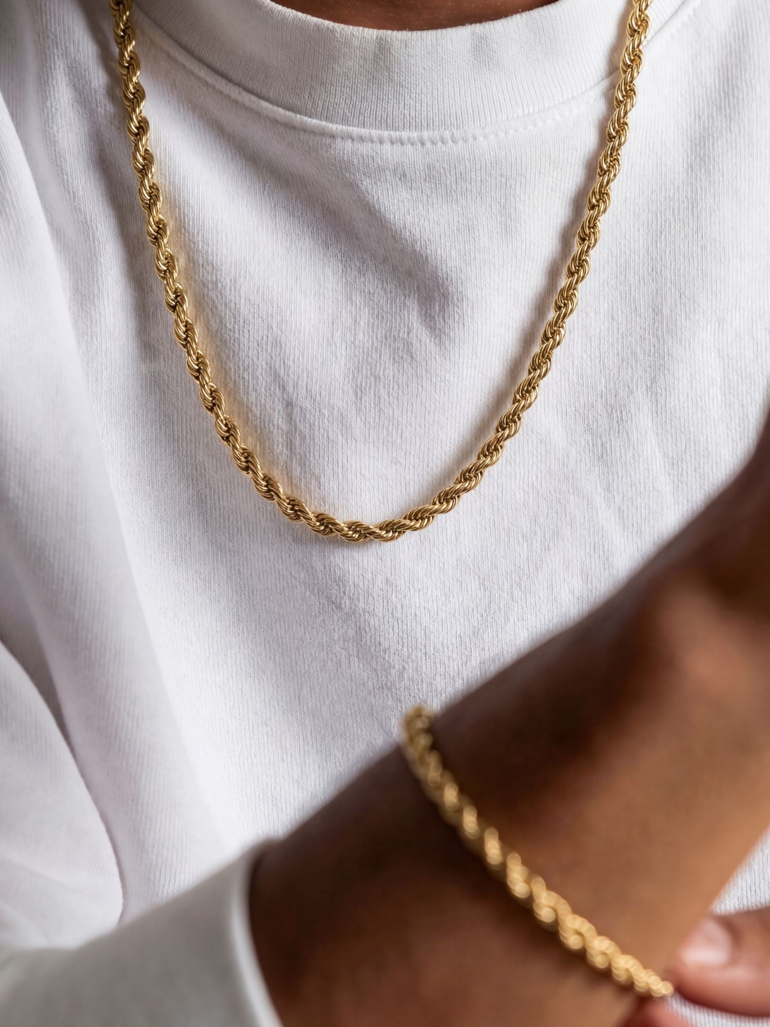 Rope Ketting Goud RVS 2mm/3mm rope chain ketting met gedraaide schakels, goudkleurig RVS, gedragen op witte trui