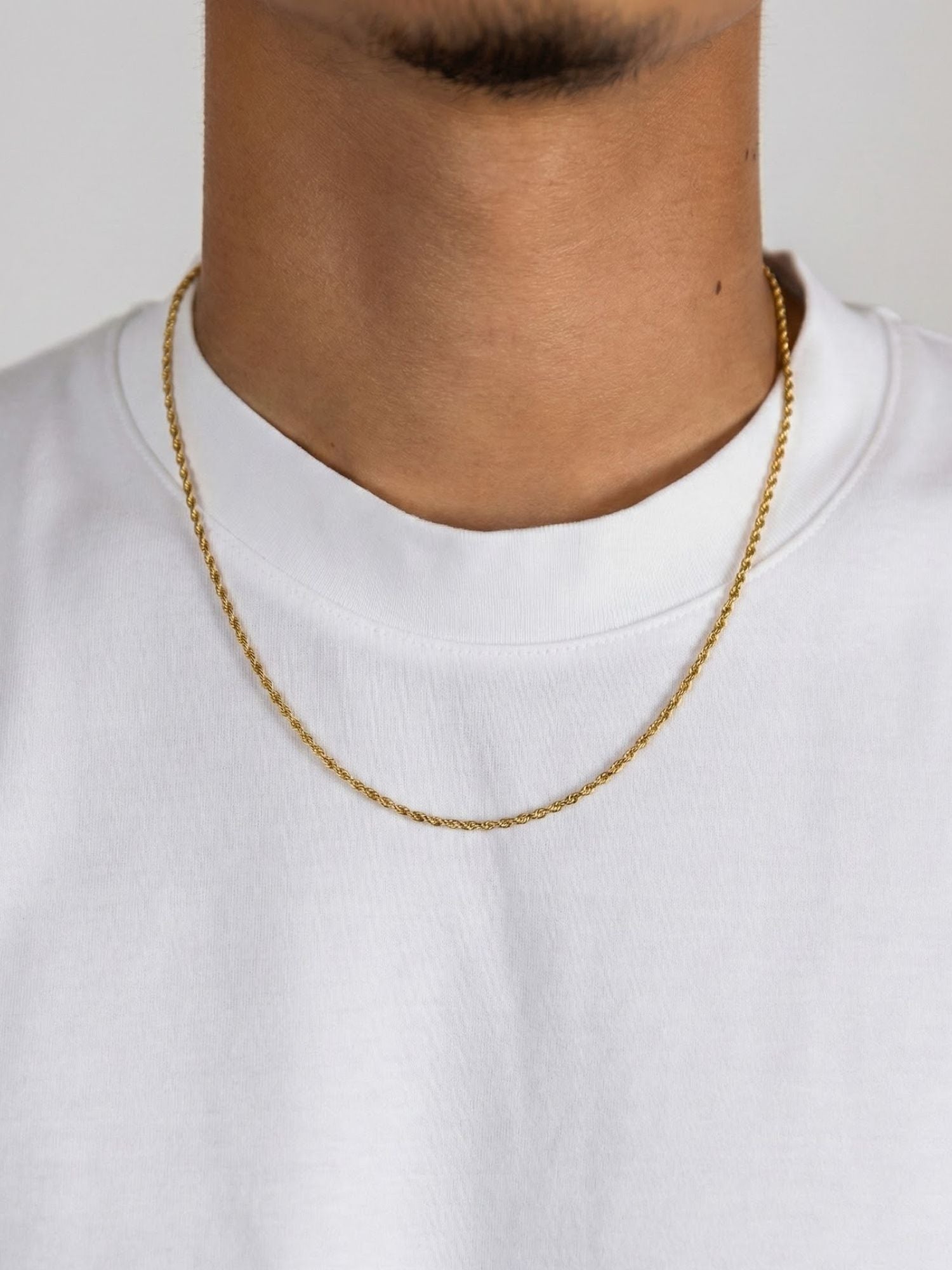 Rope Ketting 18K Goud Verguld (1.5mm) gedragen om de hals, subtiele rope ketting goud verguld op wit T-shirt