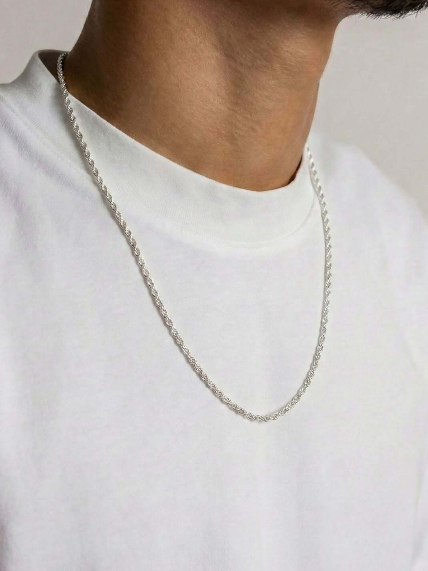 Collana rope in argento sterling 925 da 3MM indossata da un uomo in una maglietta bianca dall’aspetto lussuoso.