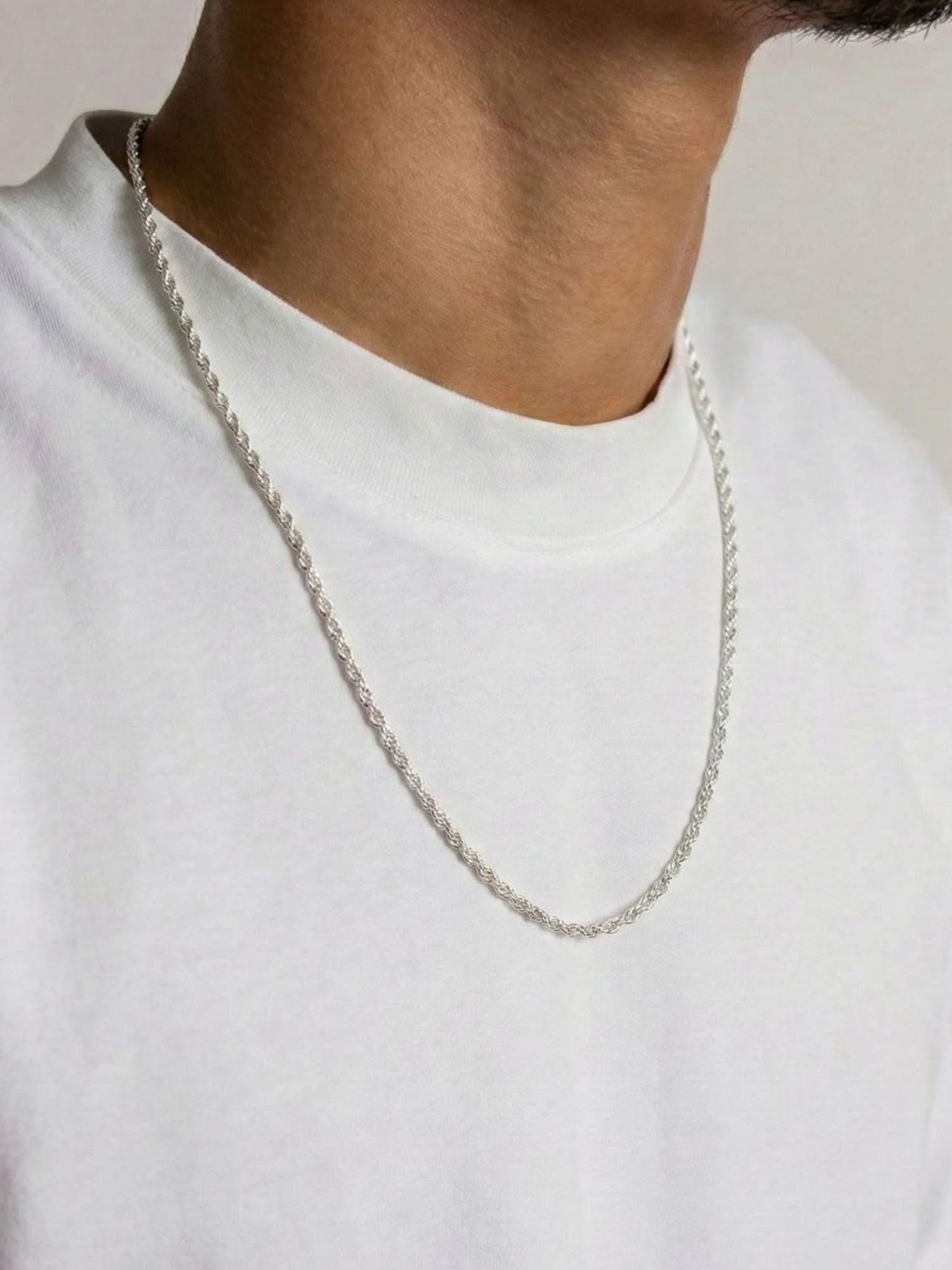 Rope Ketting 925 Sterling Zilver 3MM gedragen door een man in een witte T-shirt met luxe uitstraling.