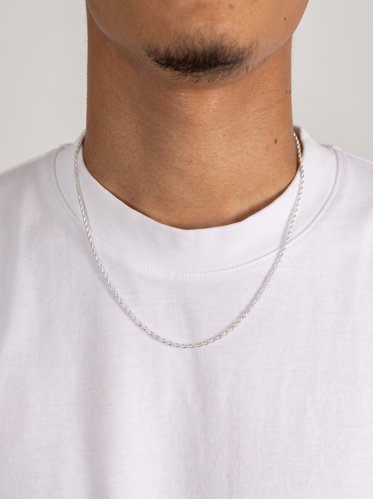 Rope Ketting 925 Sterling Zilver 2mm van voren gedragen op een wit T-shirt, fijne zilveren rope chain.