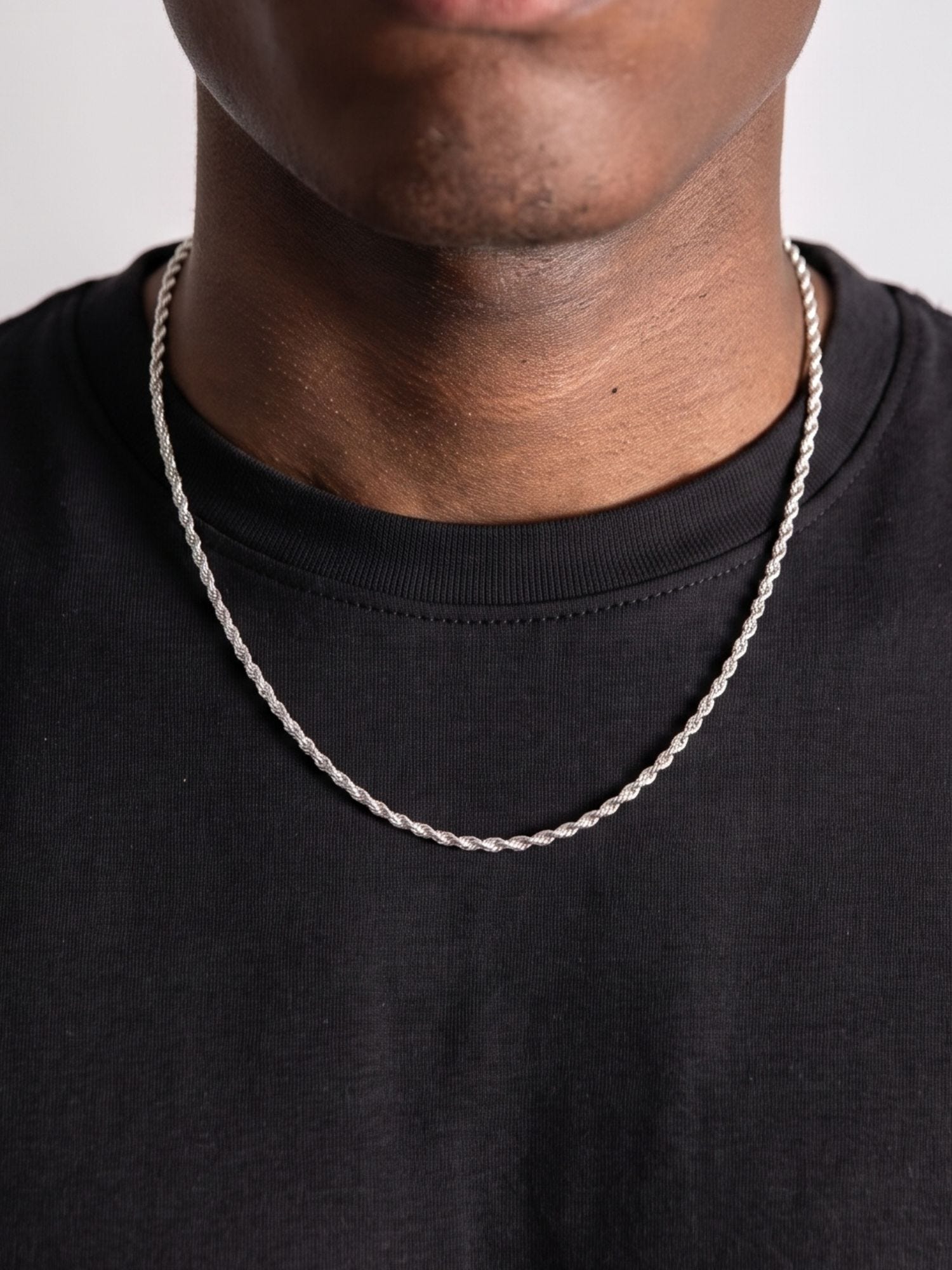 Rope Ketting 925 Sterling Zilver 2MM gedragen op een zwart T-shirt, fijne zilveren rope chain met contrastrijke glans