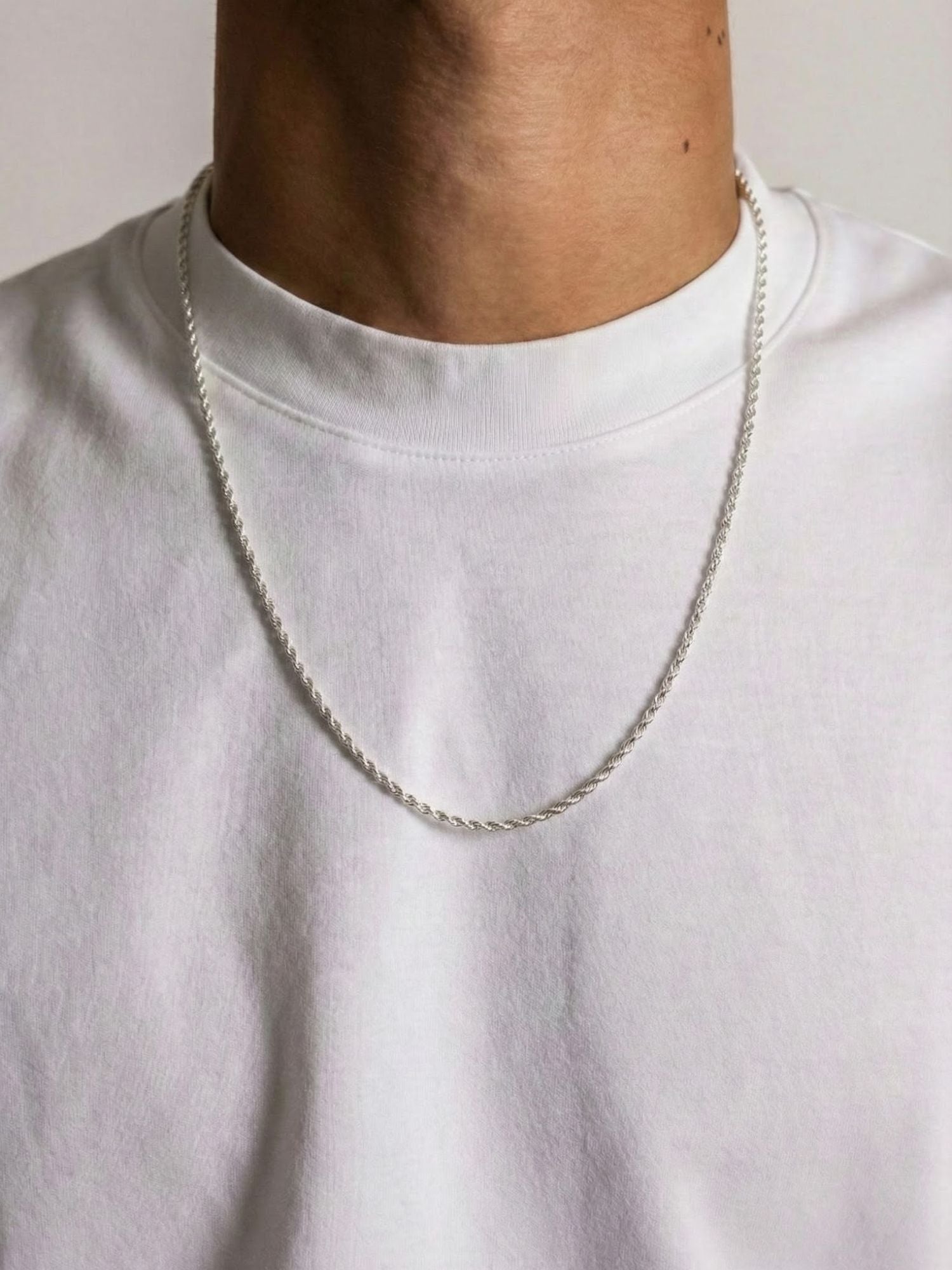 Rope Ketting 925 Sterling Zilver 3MM gedragen door een man met een witte trui, luxe en tijdloos design.