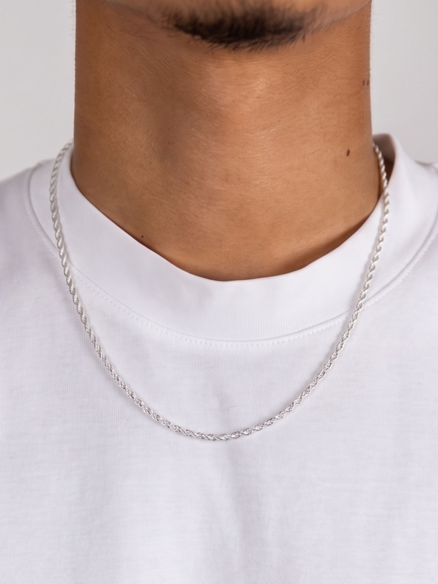 Rope Ketting 925 Sterling Zilver 3MM gedragen op een wit T-shirt, gedraaide rope schakels met zilveren glans