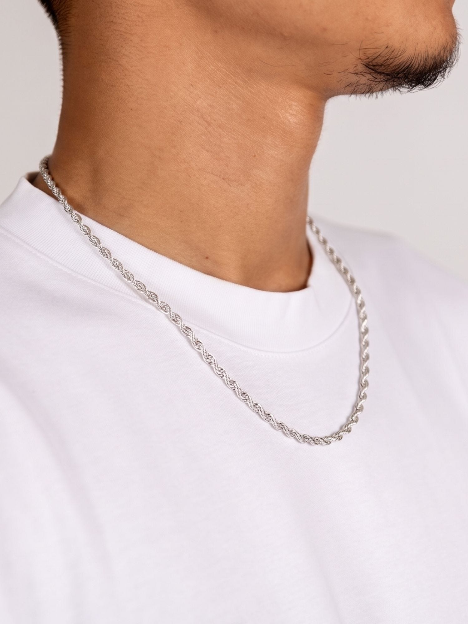 Rope Ketting 925 Sterling Zilver 3MM van opzij gedragen door een man in wit T-shirt, detail van de gedraaide schakels