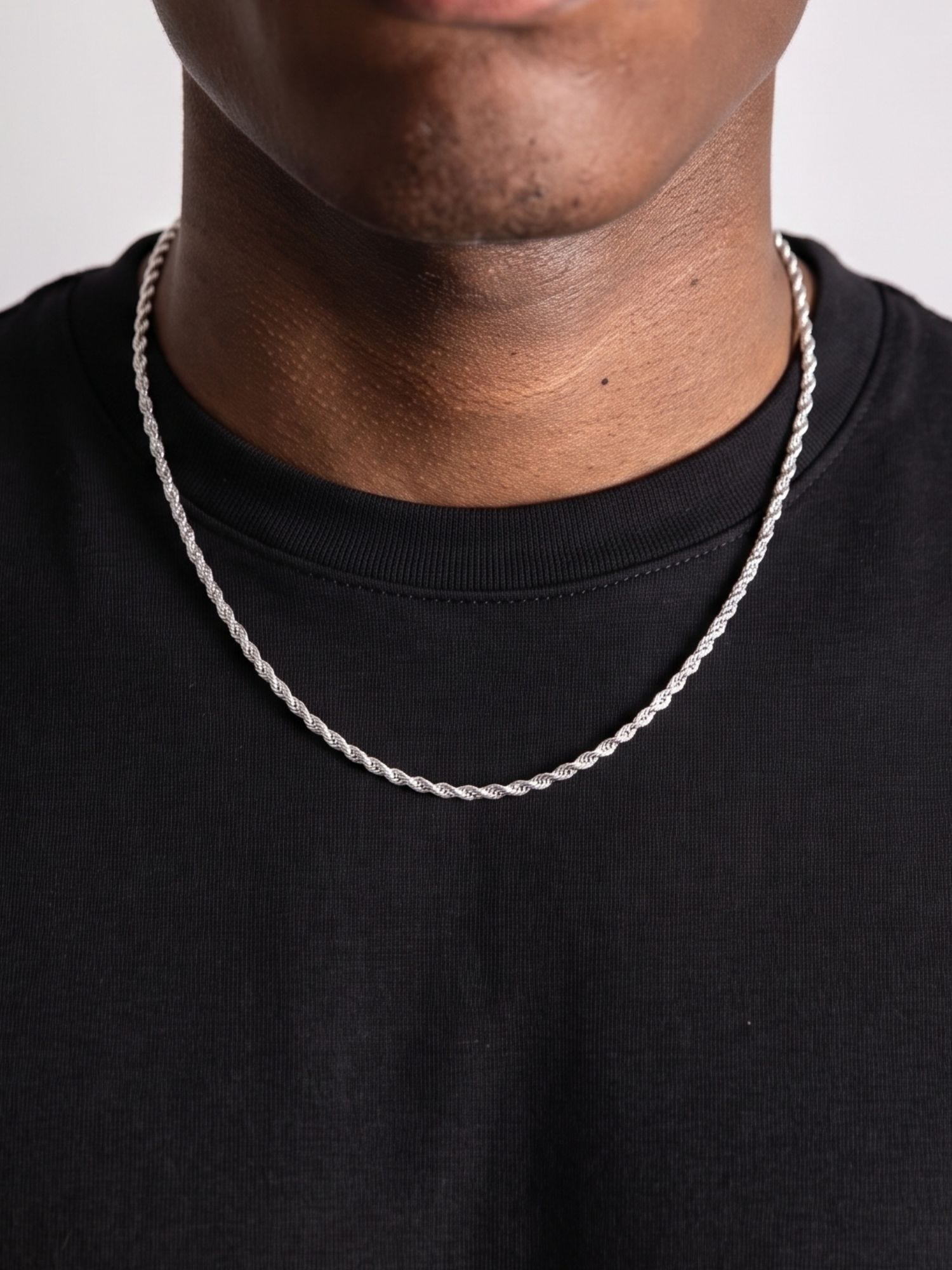 Rope Ketting 925 Sterling Zilver 3MM gedragen op een zwart T-shirt, zilveren rope chain met contrastrijke glans
