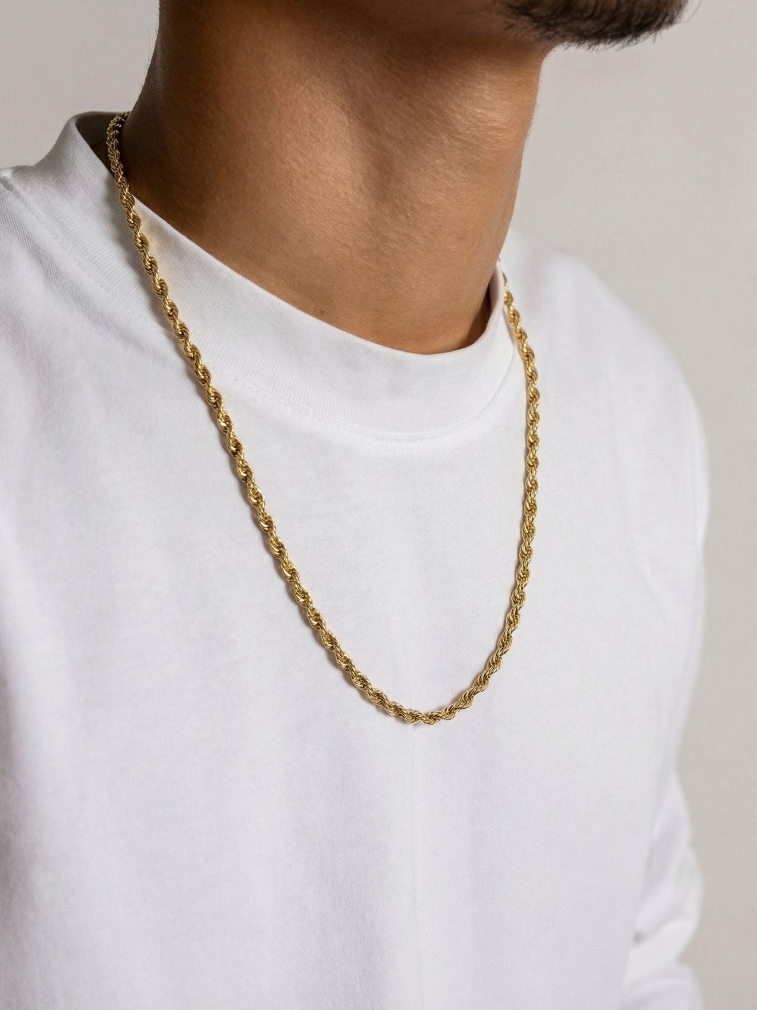 Alt Tag: Rope Ketting Goud RVS rope chain halsketting 2MM/3MM met gedraaide schakels, goudkleurig RVS om hals