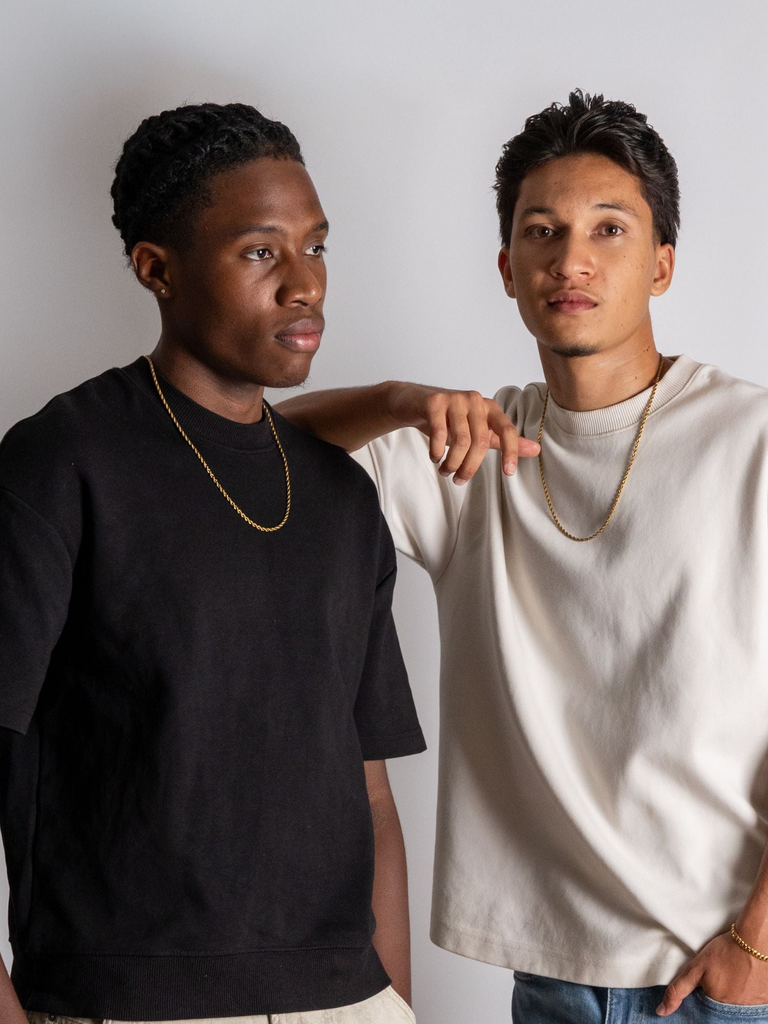 Alt Tag: Rope Ketting Goud RVS rope chain ketting gedragen door twee mannen, goudkleurige RVS ketting in minimalistische stijl