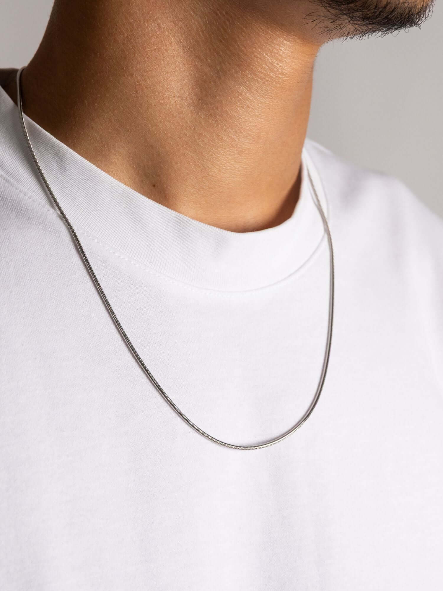 Snake Ketting Zilver (1.5mm) om de hals, minimalistische zilveren snake ketting van roestvrij staal met gladde, moderne uitstraling