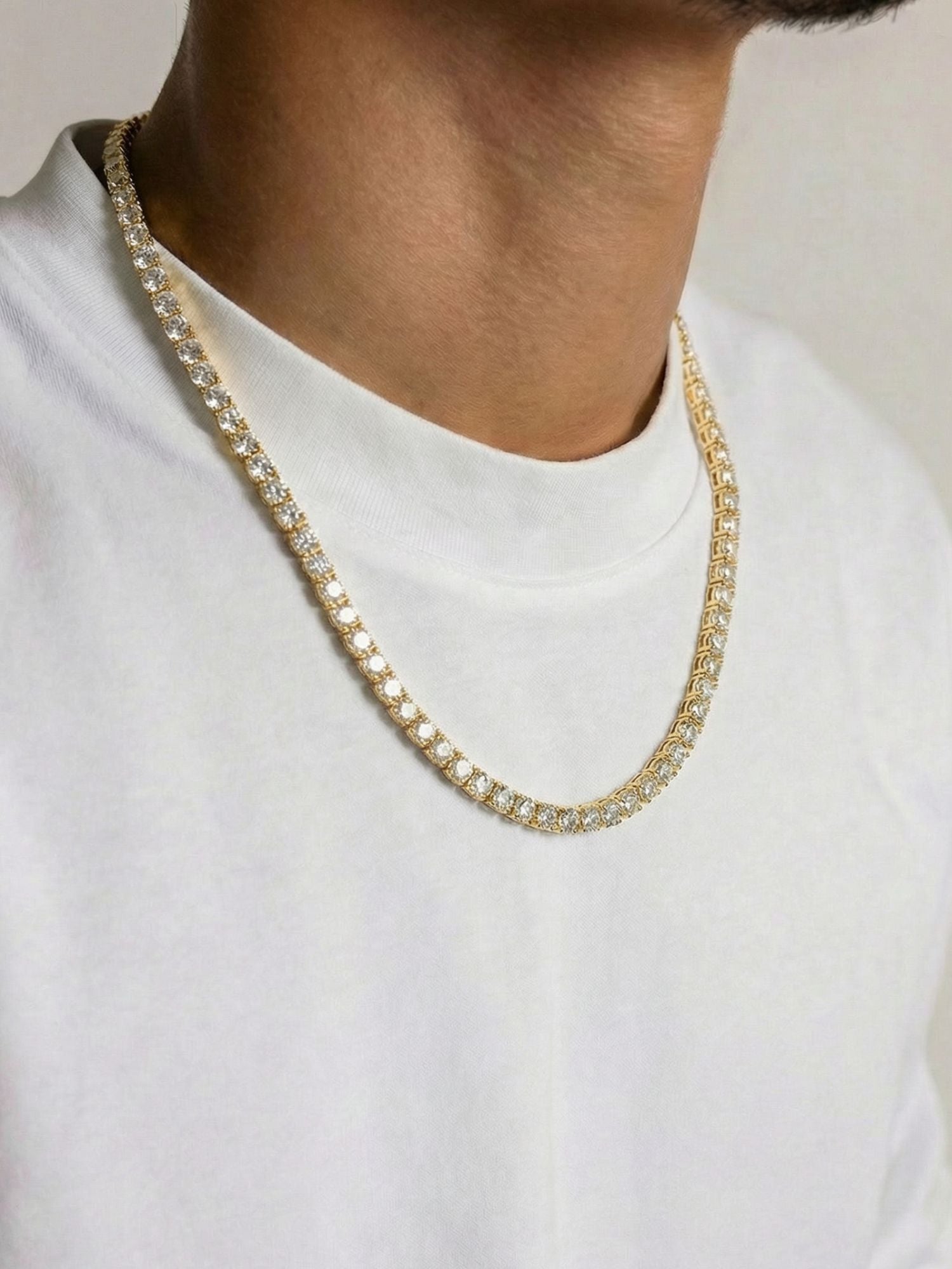 Tennis Ketting Goud (3mm & 5mm) gedragen om hals, goudkleurige tennis ketting met VVS CZ stenen en box clasp