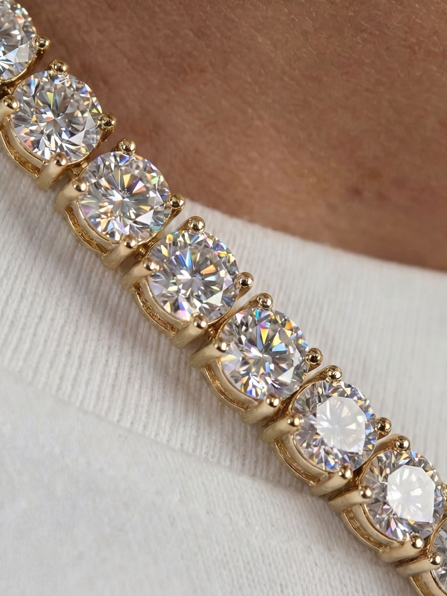 Tennis Ketting Goud (3mm & 5mm) close-up met VVS CZ stenen en goudkleurige box clasp, luxe tennis ketting