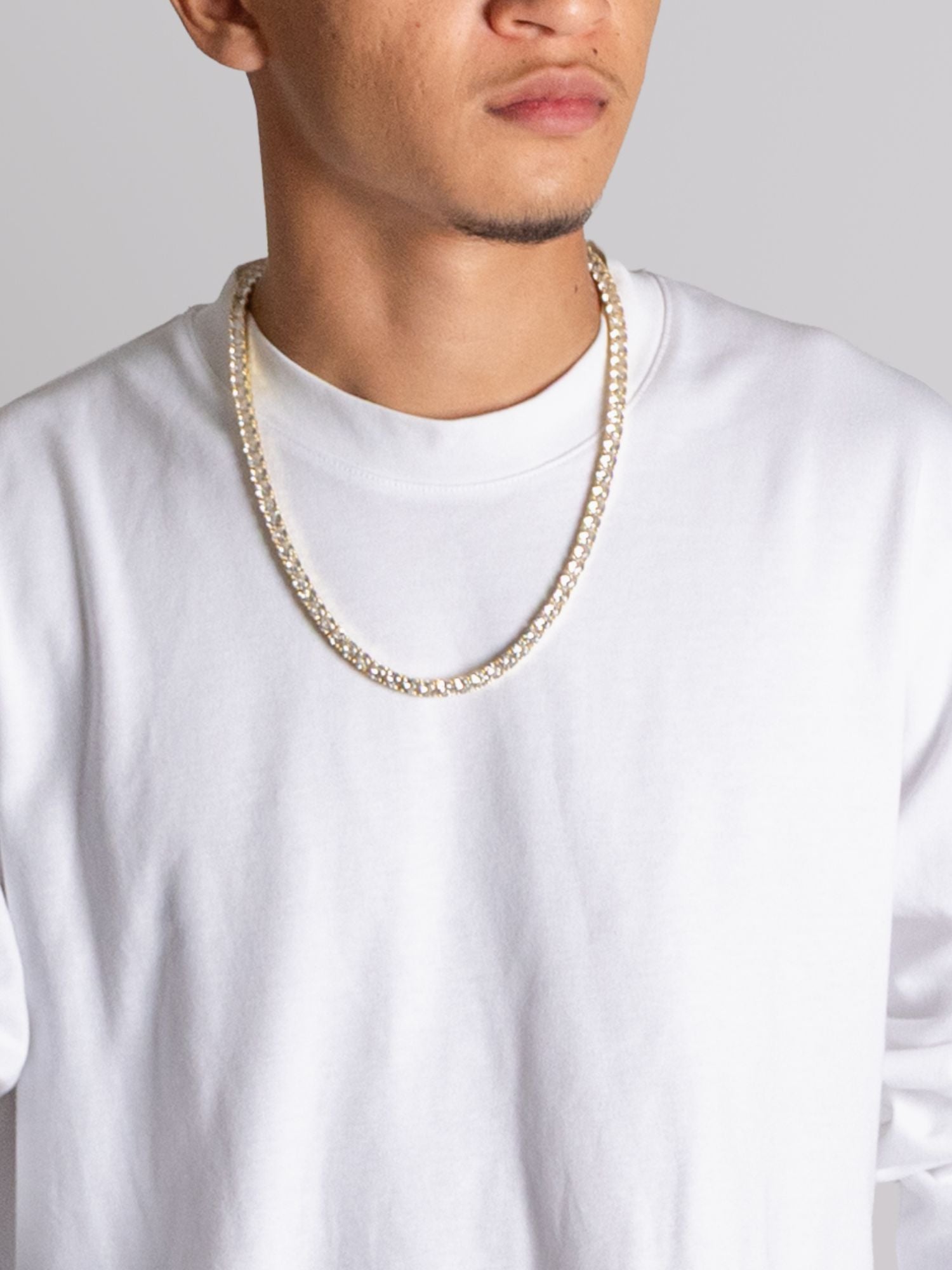 Een mooie tennis ketting in het goud