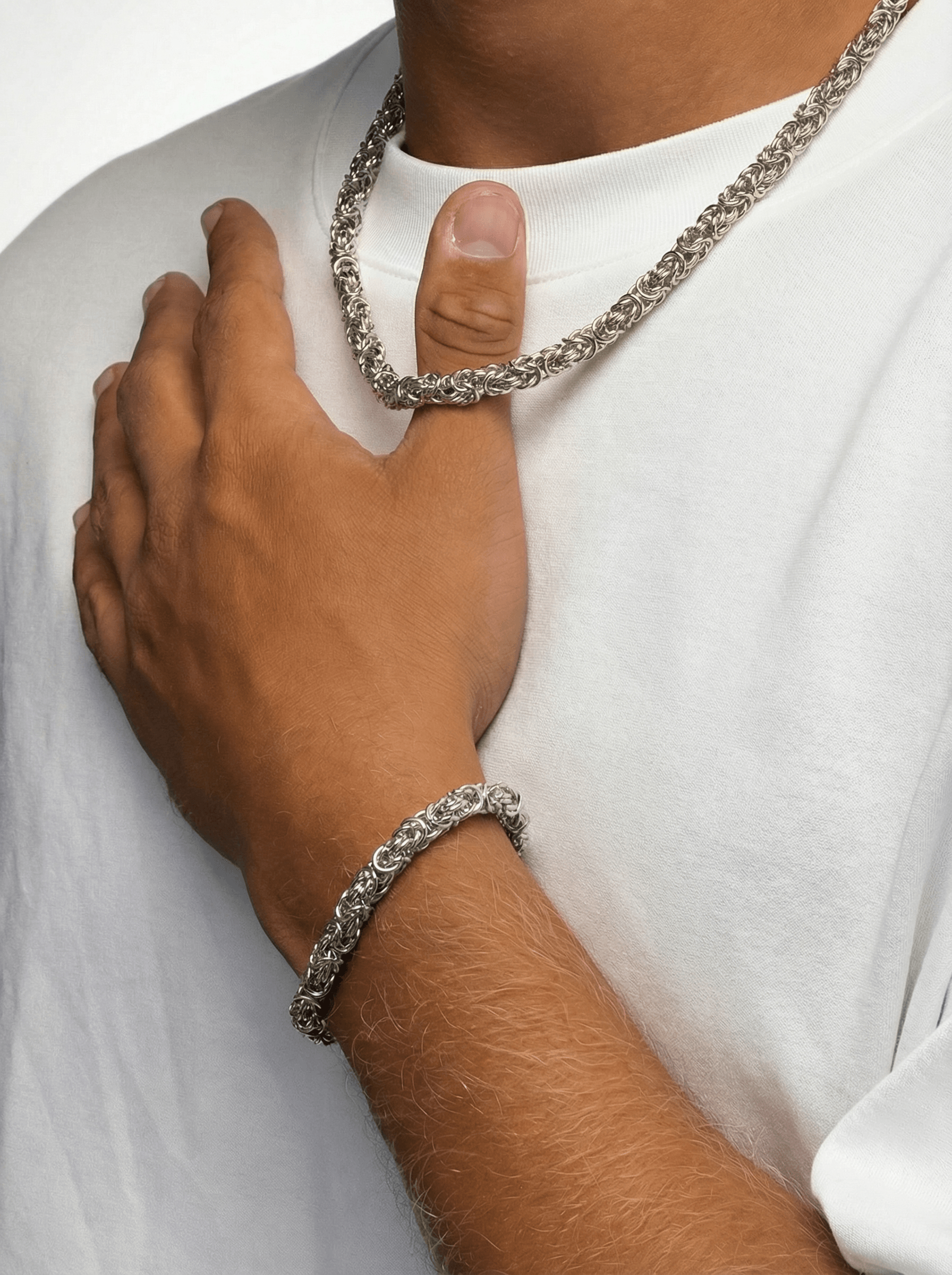Zilveren Byzantijnse Konings Ketting 6MM en bijpassend armband gedragen door een persoon in witte T-shirt.