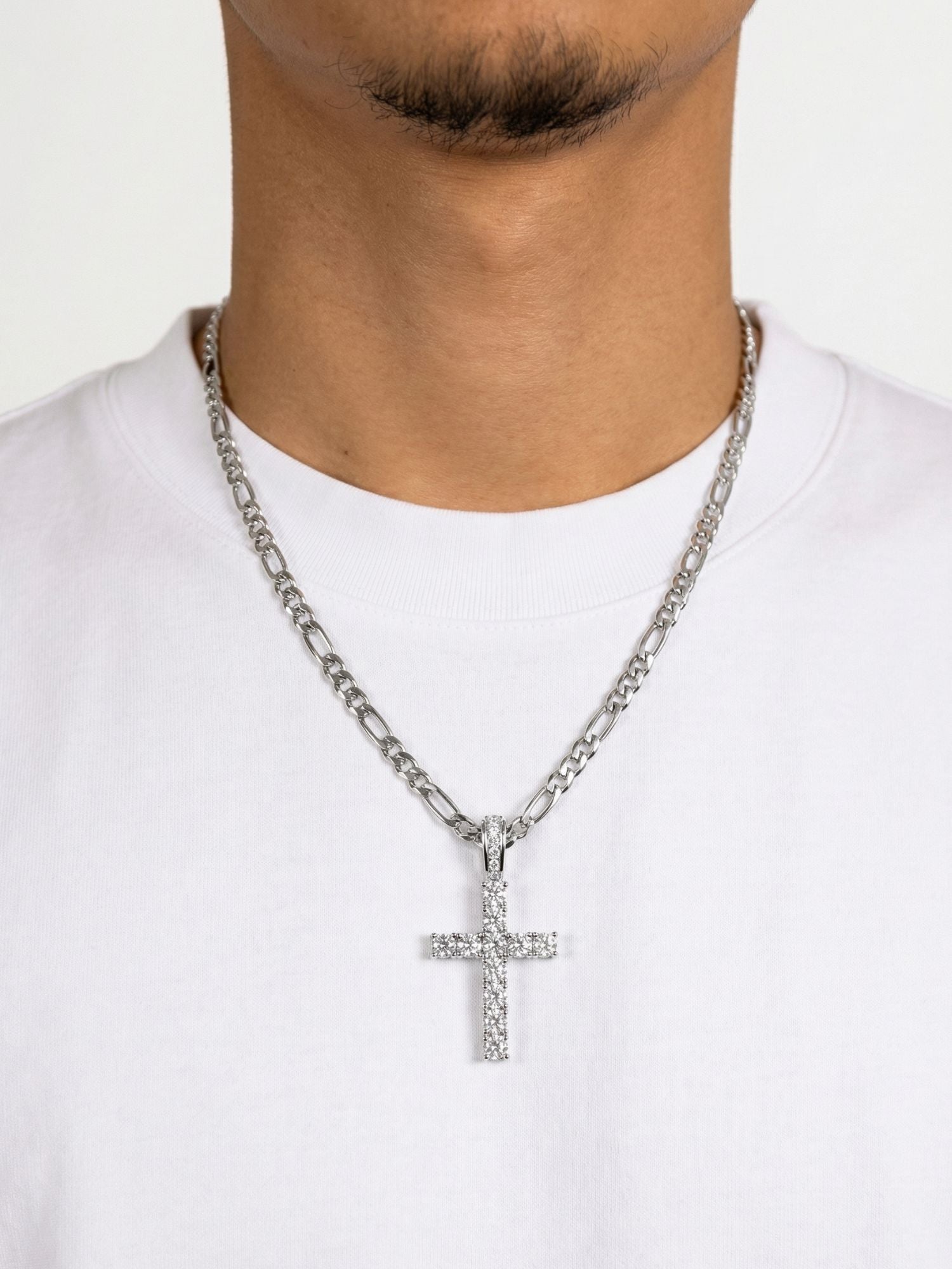 Zilveren Kruis Hanger ICED OUT met luxe afwerking, zichtbaar aan een ketting om de nek.