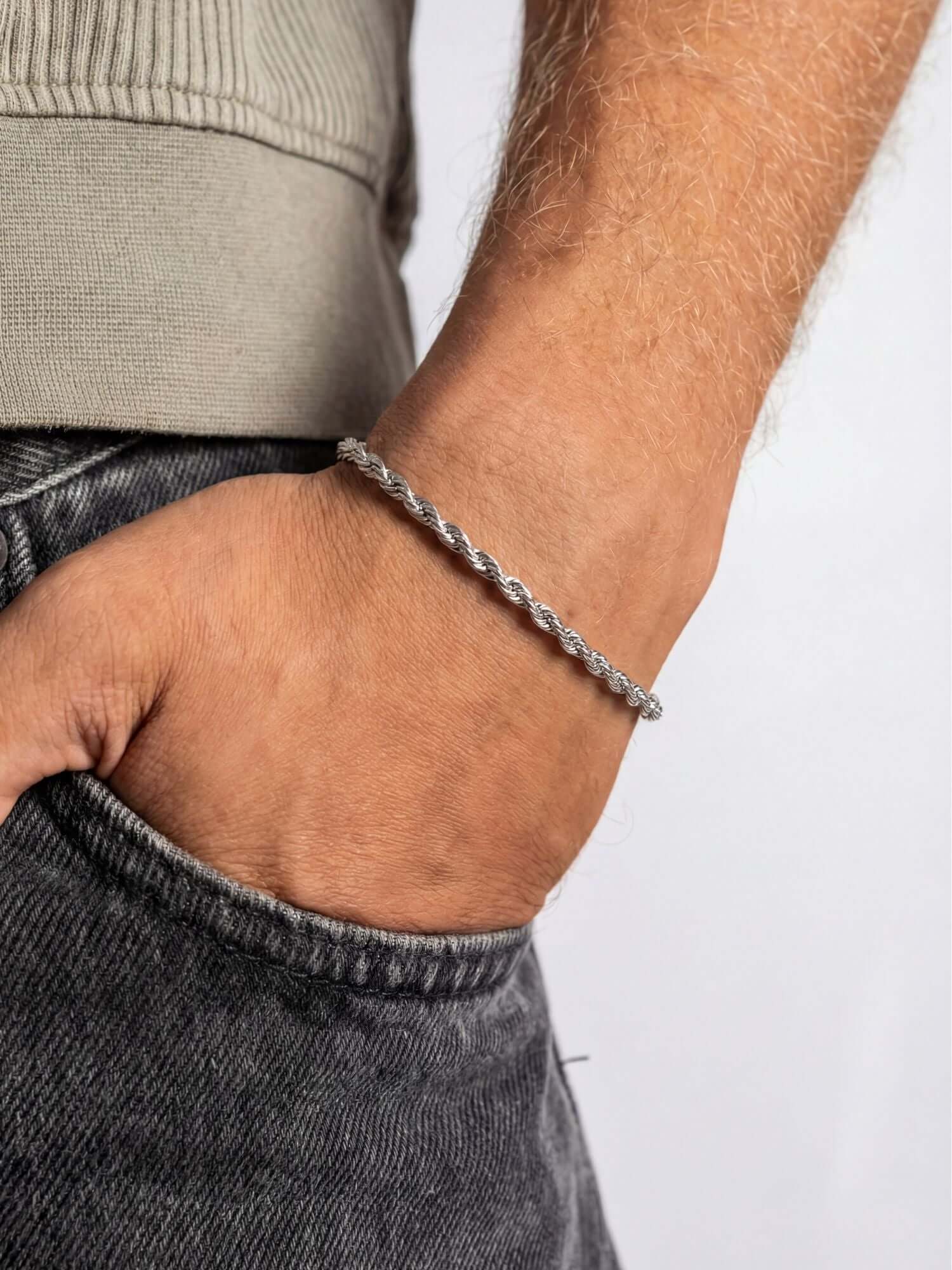 alt tag: pulsera de cuerda plateada de acero inoxidable (3 mm) para muñeca de hombre, pulsera minimalista de acero inoxidable color plata con eslabones retorcidos