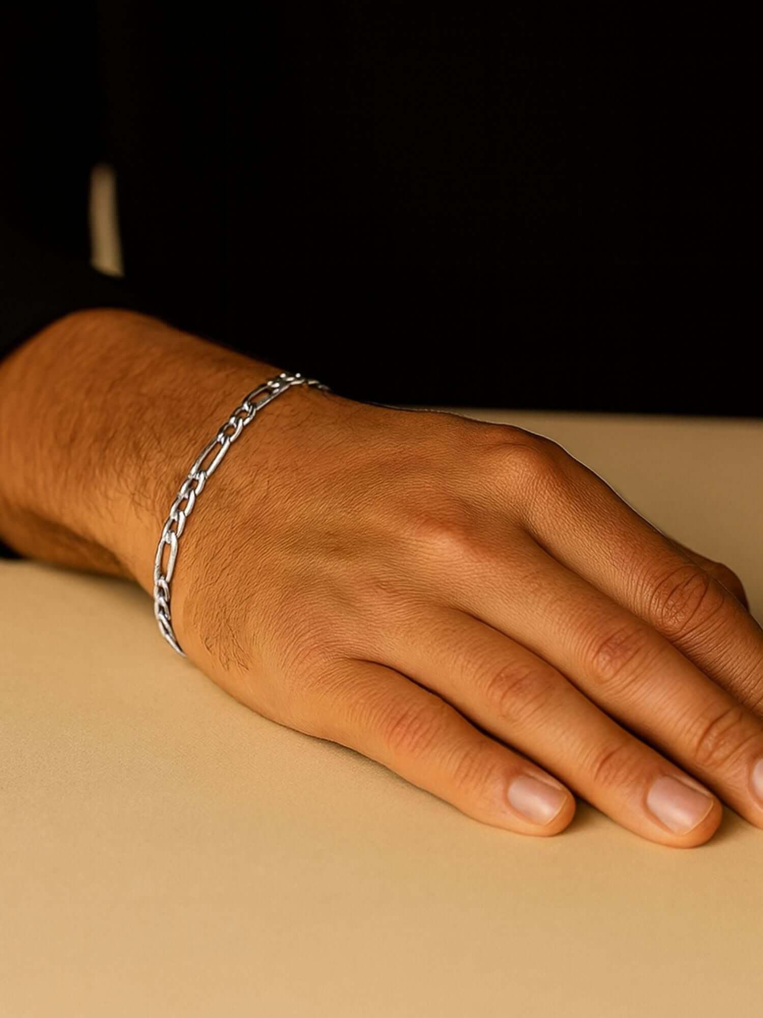 Zilveren Figaro Armband 3MM en 5MM om een hand, stijlvolle armband van stainless steel met zilveren afwerking.