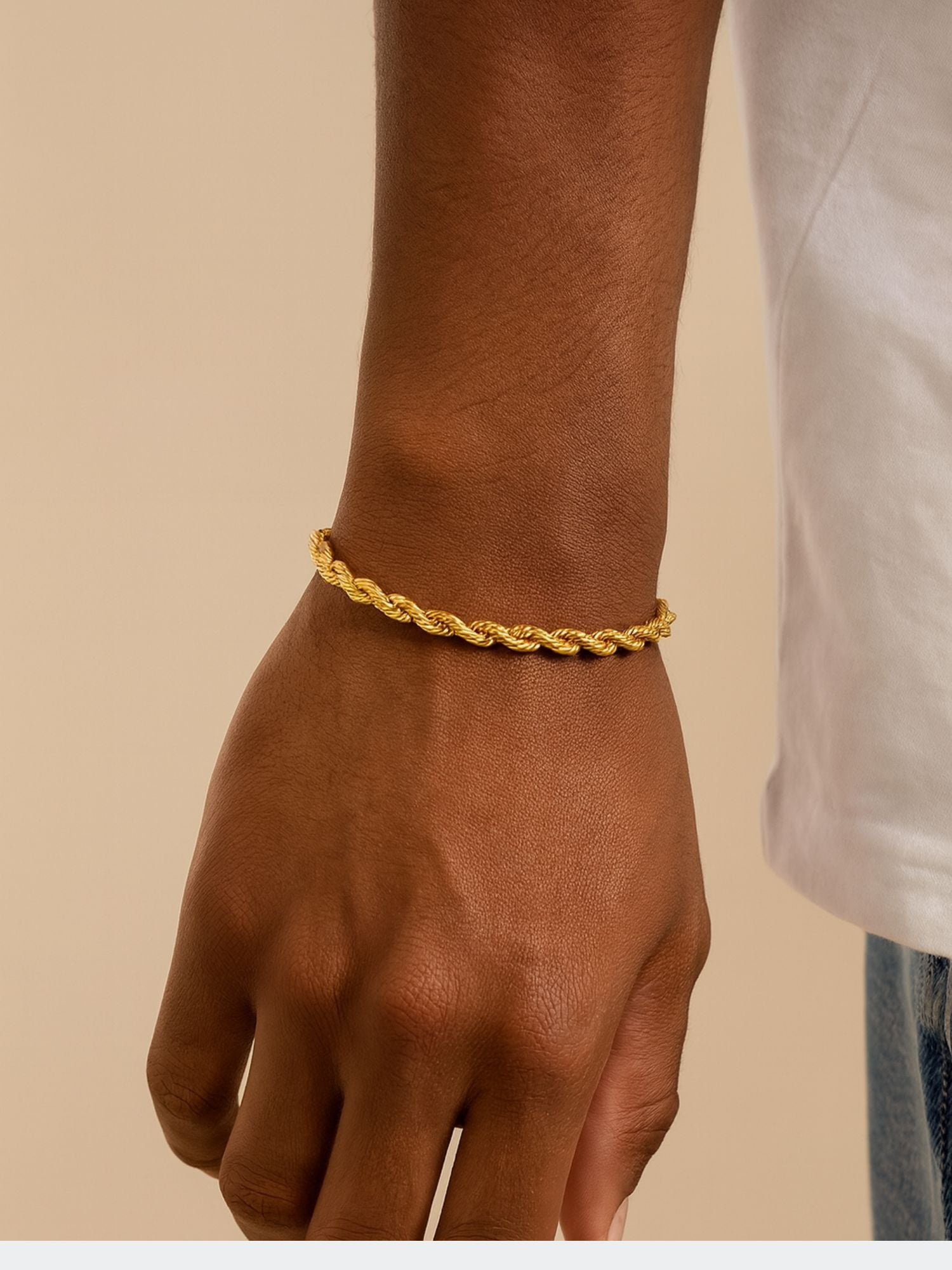 Man met een gouden rope armband